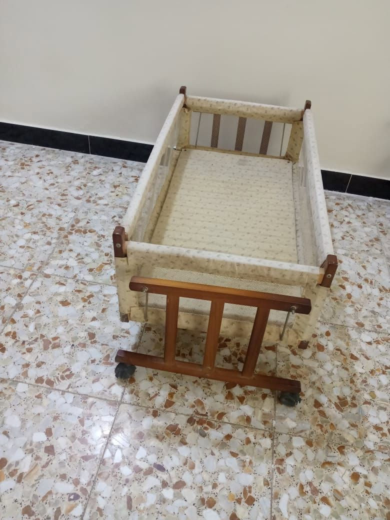 براكيت جداري لون اخضر عدد ٥ سعر ١٥
سيت ماصات ب ٣٠
كاروك ١٥ 
مزهرية ب١٥
مكان حلة 
***********
