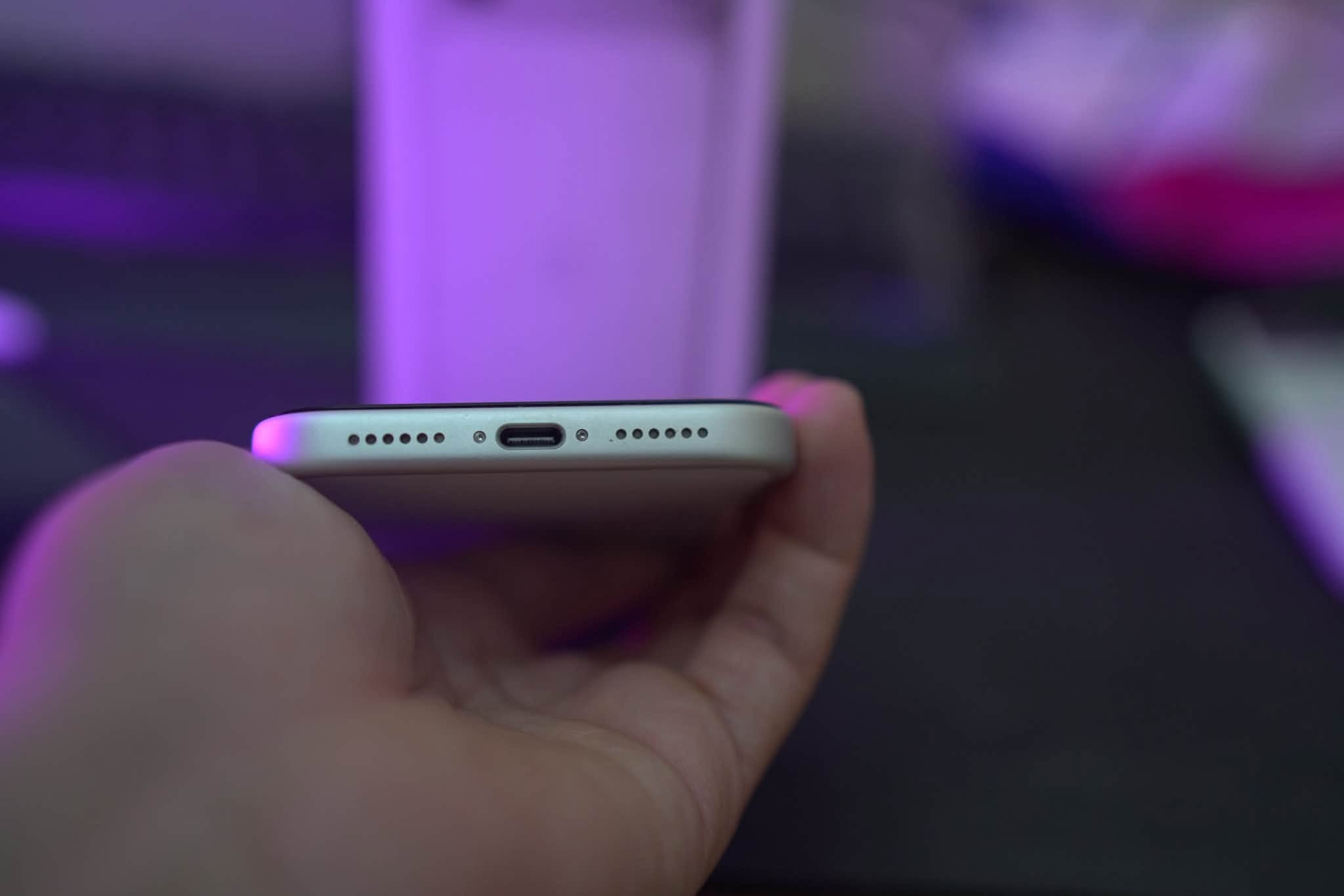 ايفون 17 pro max سلفر للبيع
سلام عليكم 

للبيع iPhone 17 Pro Max 256GB Silver، نسخة ياباني eSIM.

الجهاز مكفول كلش نظيف ومحافظ عليه، ما بي أي زلغ أو ضربات، وما مفتوح ولا متصلح.

البطارية🔋 99%
عدد الدورات 130 

تاريخ الشراء 2026/2/7 والاستخدام شخصي.

ضمان Apple ساري، بالإضافة إلى ضمان ذهبي عالم القلعة سنة استبدال ومدفوع عليه ضمان ذهبي 100 الف اضافية 
كامل مع الكارتونة والكيبل الاصلي مع لزكة الشاشة دبل كلاس اصلية
 
السعر 1,850,000 د.ع، ومجال للشراي 
عنواني شارع فلسطين 
***********
