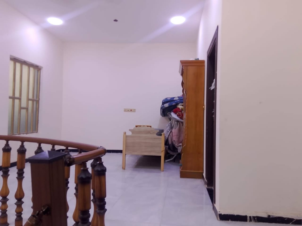سلام عليكم 
يعلن مكتب عقارات الأصدقاء عن وجود بيت طابقين للبيع 
العنوان البصره قضاء ابو الخصيب شارع المحكمه 
جنس العقار طابو زراعي وكاله 
المساحه 200م 
يحتوي الطابق الاول على كراج + ديوانيه + مطبخ + صاله + 2 غرف نوم + صحيات داخليه و خارجيه 
الطابق الثاني يحتوي على 2 غرف نوم + صاله + صحيات 
السعر 136 مليون وبي مجال الاستفسار انتصل على الرقم (***********)

