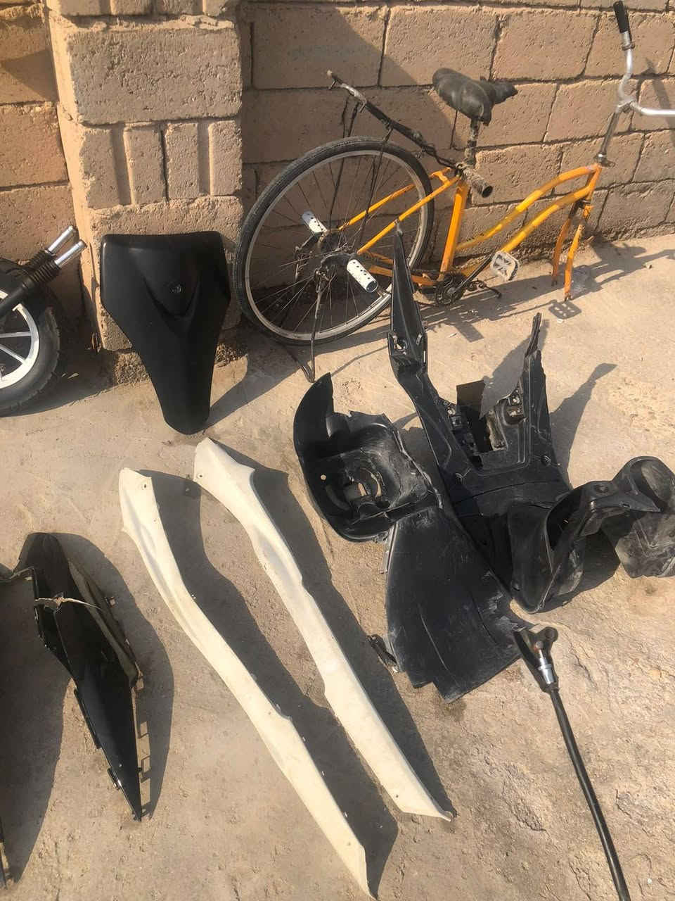 سلام عليكم غراض ماكس عدله للبيع كلهن جديدات الدراجه مساع فصختها وياله ثنين نجوميات هنه وتوايرهن بعدهن باكيت صالنيه FM عقل مجمع شغال وسلفين واحد رياضي واحس عادي وكفرات كامله ولايت بومه ومكينه مفتوحه بس بستم وشاصي وركبه ودبل امامي وخلفي كابريتر الاصلي وجديد كلمن وسعره غراض كامله للاستفسار *********** اتصال واتساب المو شراي لا يدخل ولا يضل يكاسر بسعر السعر ثابت
