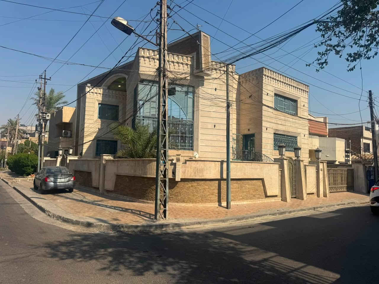 السلام عليكم
عقار تجاري للايجار
الموقع في المنصور قرب مطعم حجي حسين
المساحة 500 متر بناء حديث جدا فخم 
العقار يحتوي على 5 غرف نوم سويتات + استقبال + حوليات 2 + سرداب يحتوي غرفة عاملة وغرفة حارس + كراج سيارات مغلق + مطبخ وخدمات
العقار صالح لاي نشاط تجاري بدون تغييرات داخل العقار

السعر 5.500 دولار بالشهر (55$)

للاستفسار *********** غيث الكبيسي
