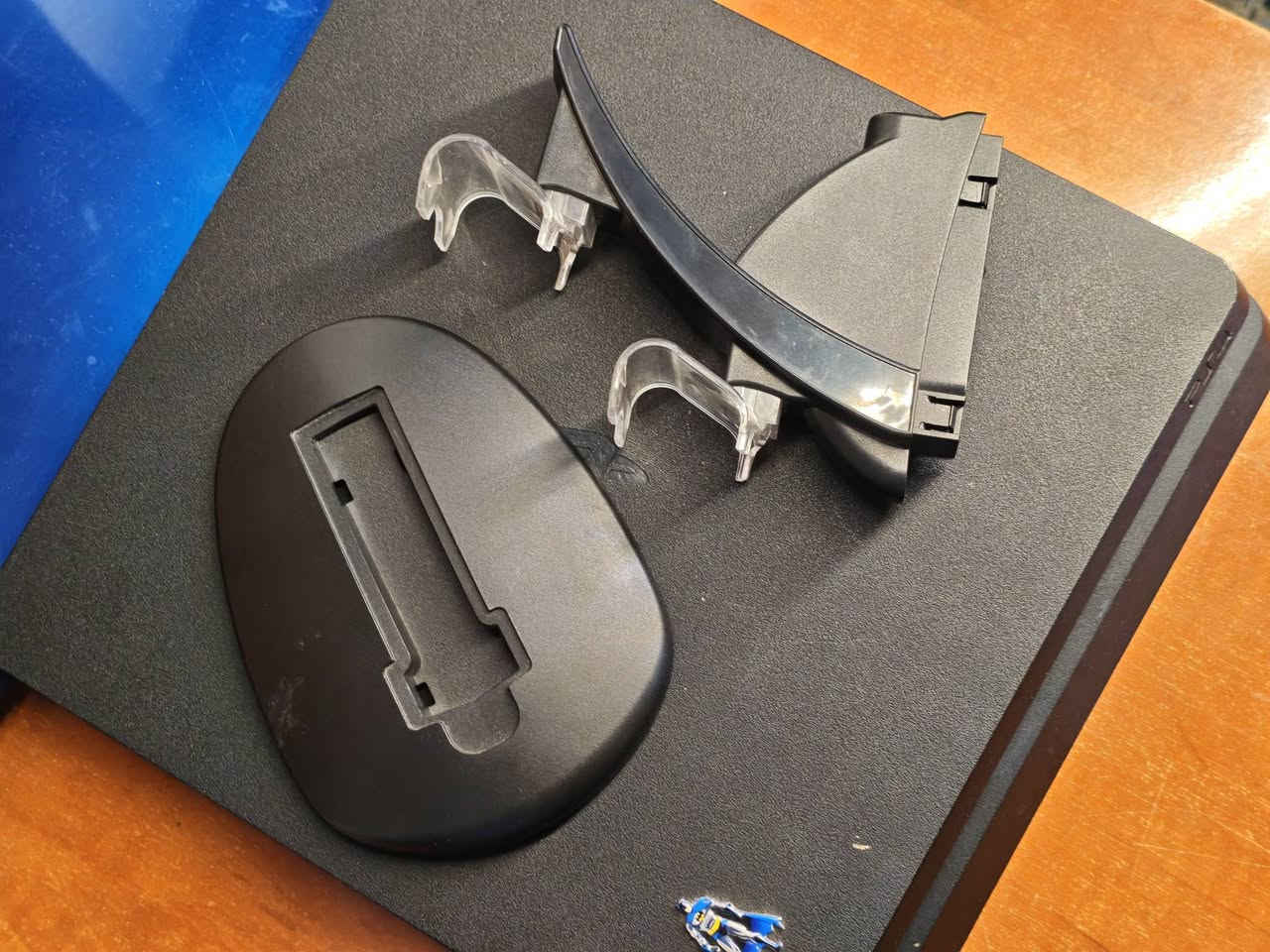 ps4 slim online 
مستخدم 
مع يدات ثنين اصلي و تجاري

و قاعة شحن 
و وايرات كامله 
و 4  سيديات 
ghost of Tsushima 
god of war 
call of duty infinite warfare 
grand theft auto the trilogy 
و UBS ابو بطاريتين 

و مجسم زورو هديه 
سعر 350 و بي مجال
موقع بغداد
للتواصل ***********
