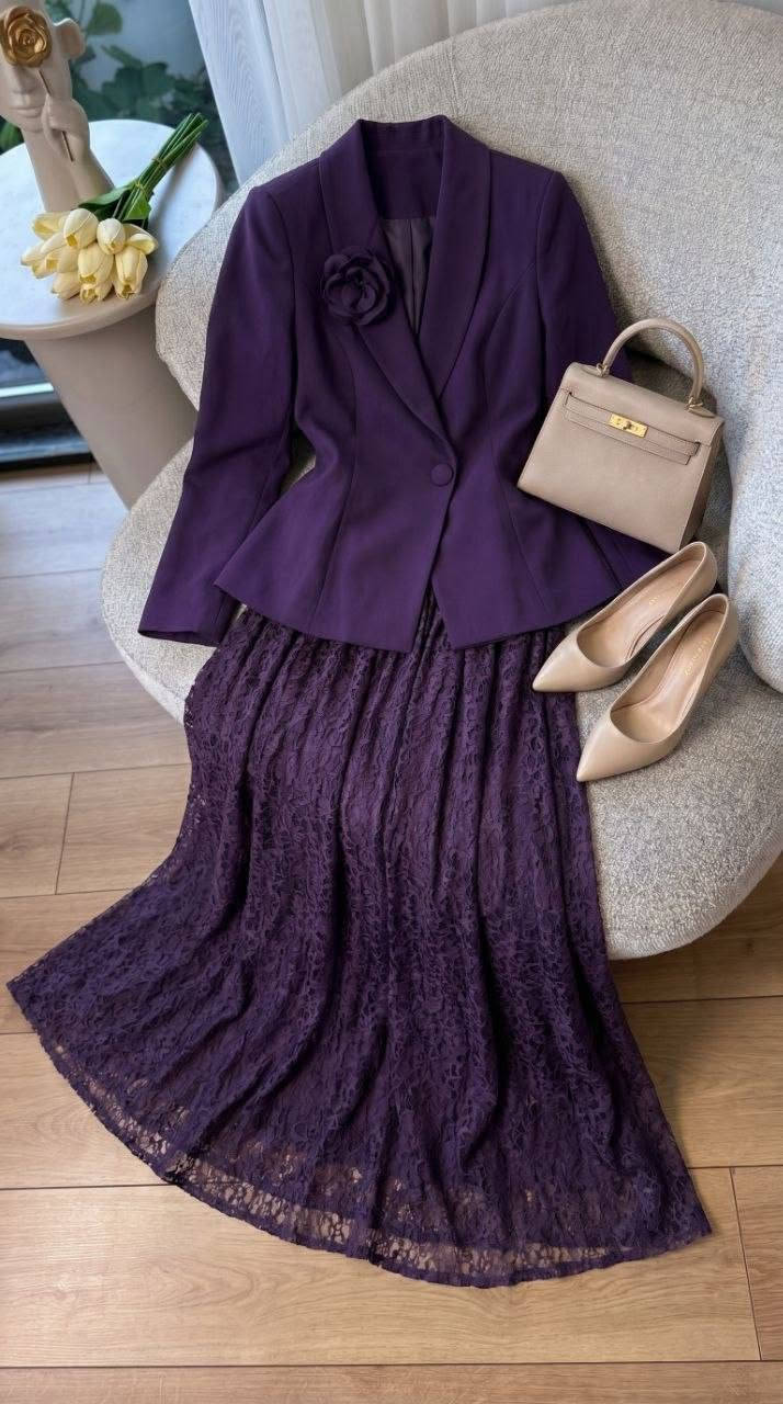 * طقم مكون من ستره وتنورة وبروش هدية  😍 ويمكن ارتدأوه مع البروش او بدونه حسب الرغبه
* ستره مبطنه طول 60 سم
تنورة كيبور مبطن طول 105 سم 

* القياسات 
40/42/44/46/48/50 

* الوان / اسود بيج وجوزي وبنفسج    

* السعر  65 الف
