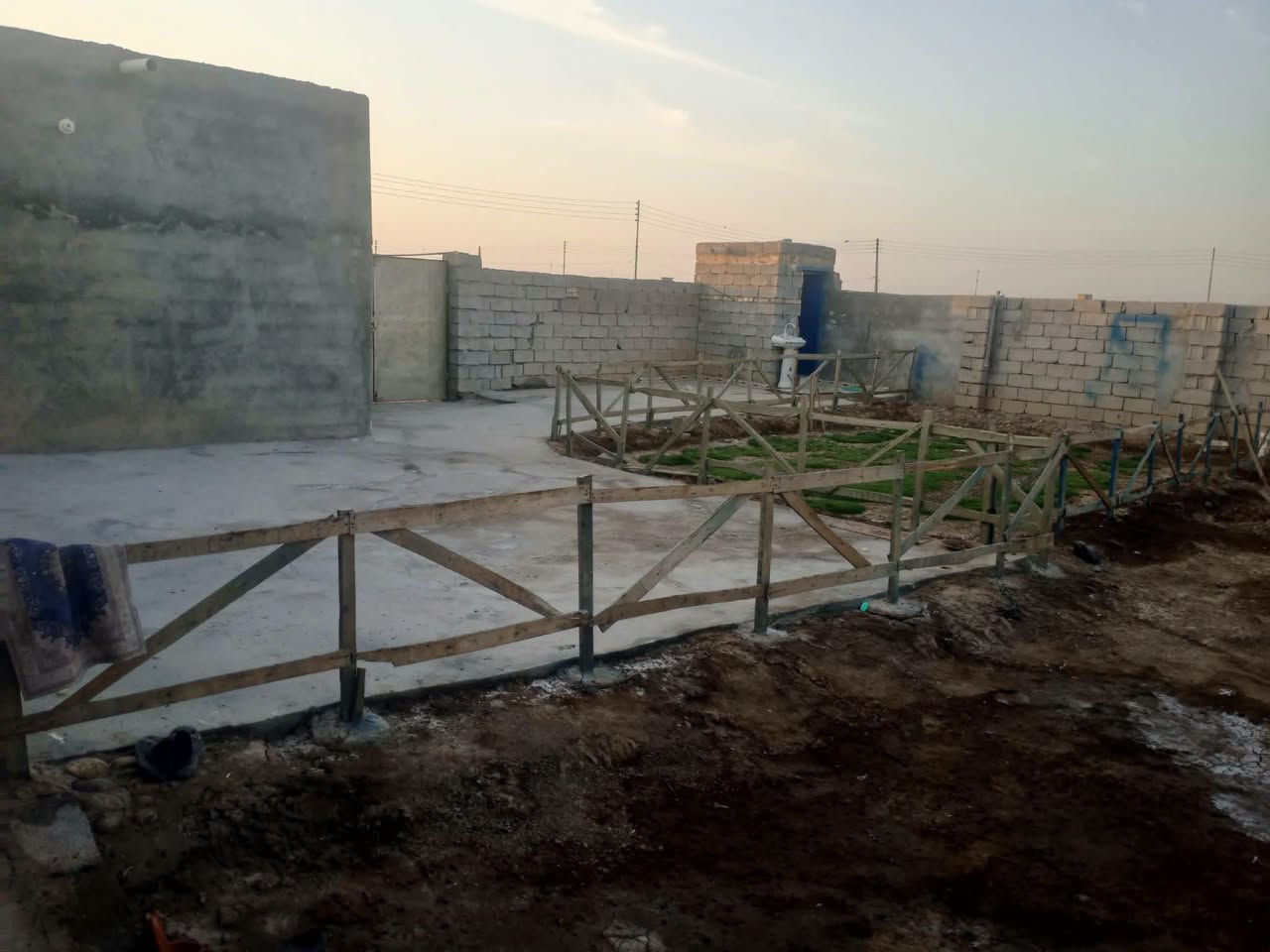 بيت زراعي للبيع المساحه 400 متر  يتكون من استقبال وغرفه وصاله ومطبخ حار ومطبخ بارد وحمام داخلي صحيات خارجيه
يبعد عن الشارع التبليط حوالي ٣٠٠ متر ماي وكهرباء السعر ٣٥ وبيه مجال *********** العنوان حي فدك السعداويه طريق ال عواد

