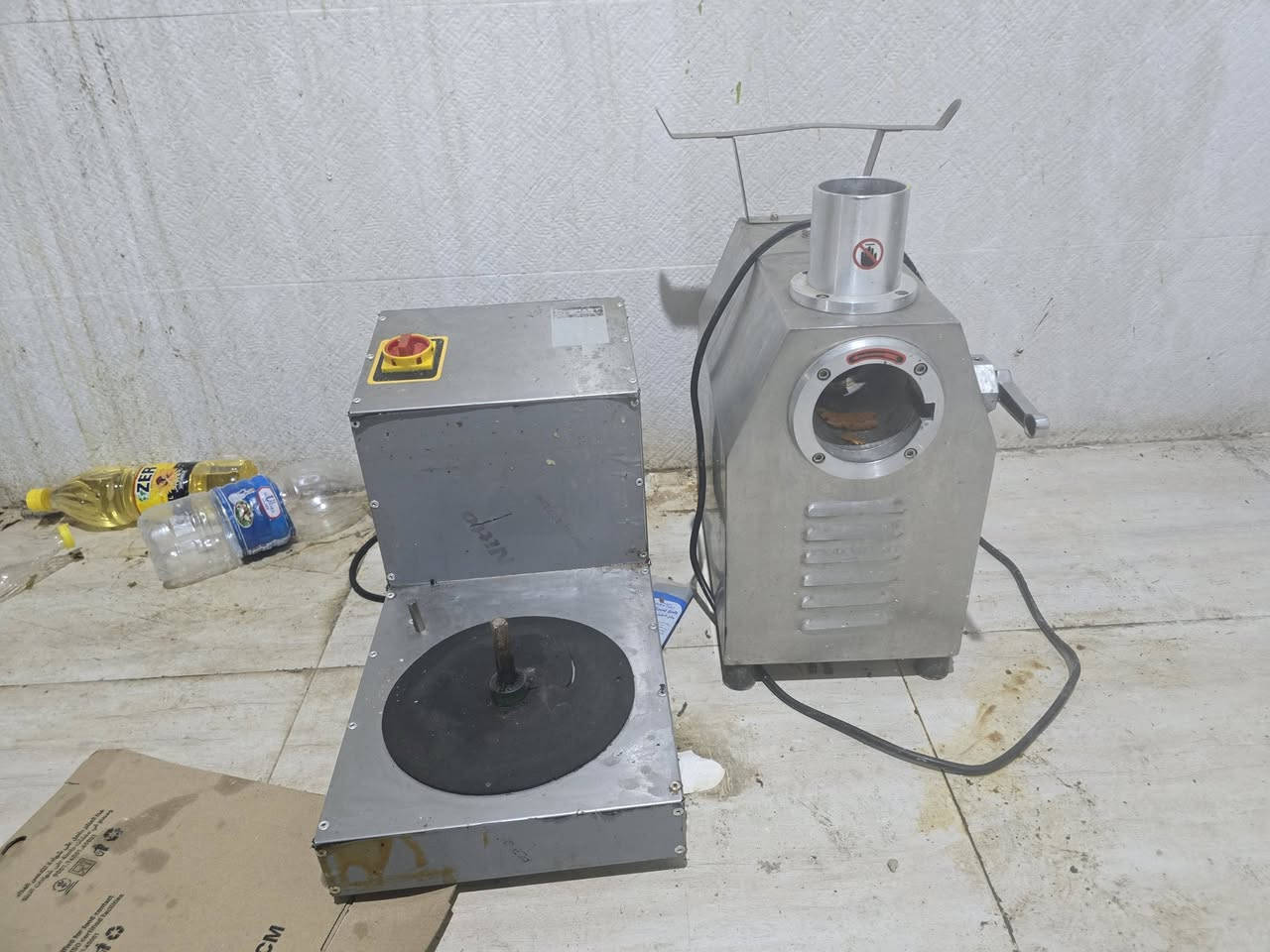نعيد النشر غراض مطعم للبيع شلعه وحده 2 شواية كص مع ميز گص
ميز كاشير مع حاسبة كاشير مع 3طابعة
4 طاولات مع كراسي
براد مقبلات
حماية 
4 ميز ستيل
2 سنك مع بانيو
طباخ 3 عين
مجمده 
قلاية فنكر / گرل بركر كبير / جهاز كنتاكي مع ميز قرمشه مع حماية كنتاكي 
عارضه واحدة
فرن بيتزا مع الميز
كيزر 
مواعين مقبلات مع تشريب 
خلاط ستيل
طباخ عين واحده مع منظومة كامرات وقواطع بلاستك وحماية تمن ومرق وجام خانه مع المواعين والسفريات يعني مطعم جاهز بس تفتح لل استفسار الاتصال:*********** ملاحظه:الميوزه الستيل انباعن
