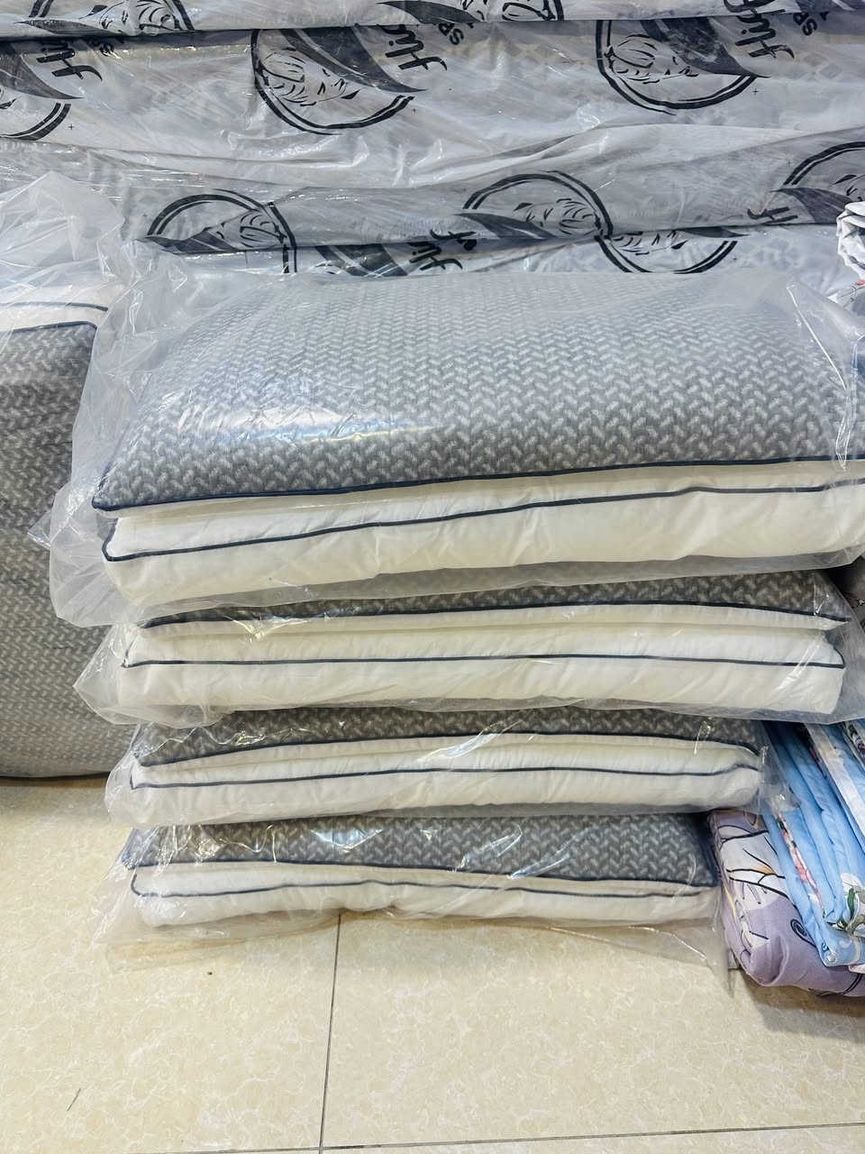 مخدات طبية مريحة وجودة عالية 😴✨

لأن راحتك ونومك مهمين، وفرنالك مجموعة مخدات طبية متنوعة تساعد على دعم الرقبة والرأس وتوفرلك راحة أفضل أثناء النوم.

🛏️ تصاميم وأنواع متعددة
🧠 مناسبة للراحة اليومية
✨ خامات مريحة وجودة ممتازة
📦 متوفرة بأكثر من موديل

اختار المخدة اللي تناسب راحتك وخلي نومك أهدأ وأفضل 🤍

✨ متوفرين الآن في سنتر الدجيل للاجهزة الكهربائية والمفروشات 

للاستفسار والاتصال ***********

📍 زورونا #الدجيل_ مجاور صورة الشهداء

الجودة التي تثق بها... والأسعار التي تناسبك.
