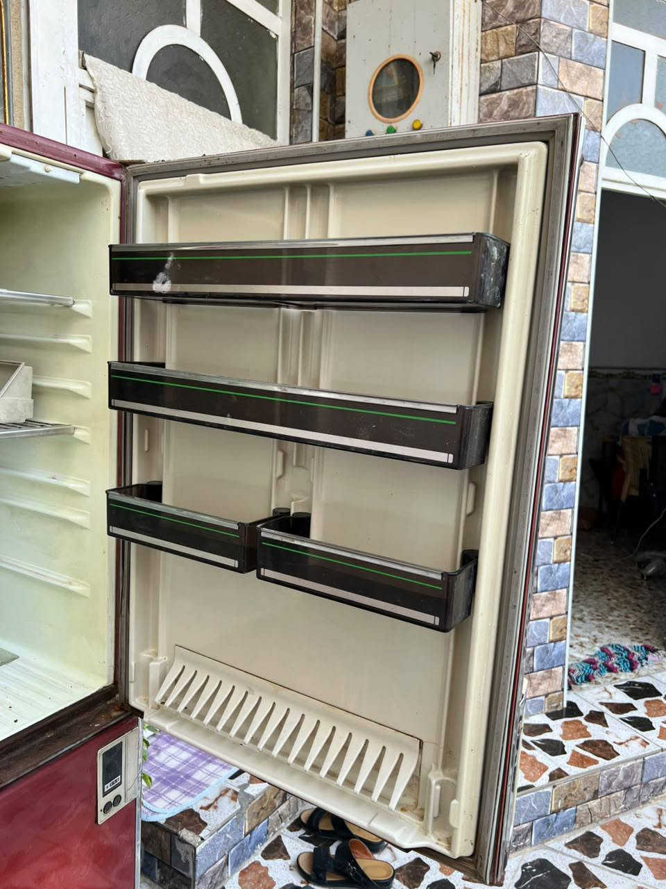 ثلاجه للبيع هيه ثلاجه هيه مجمده 
بيه ماطورين نظيفه كلش سعر 250
 مكان حله مركز  ***********
