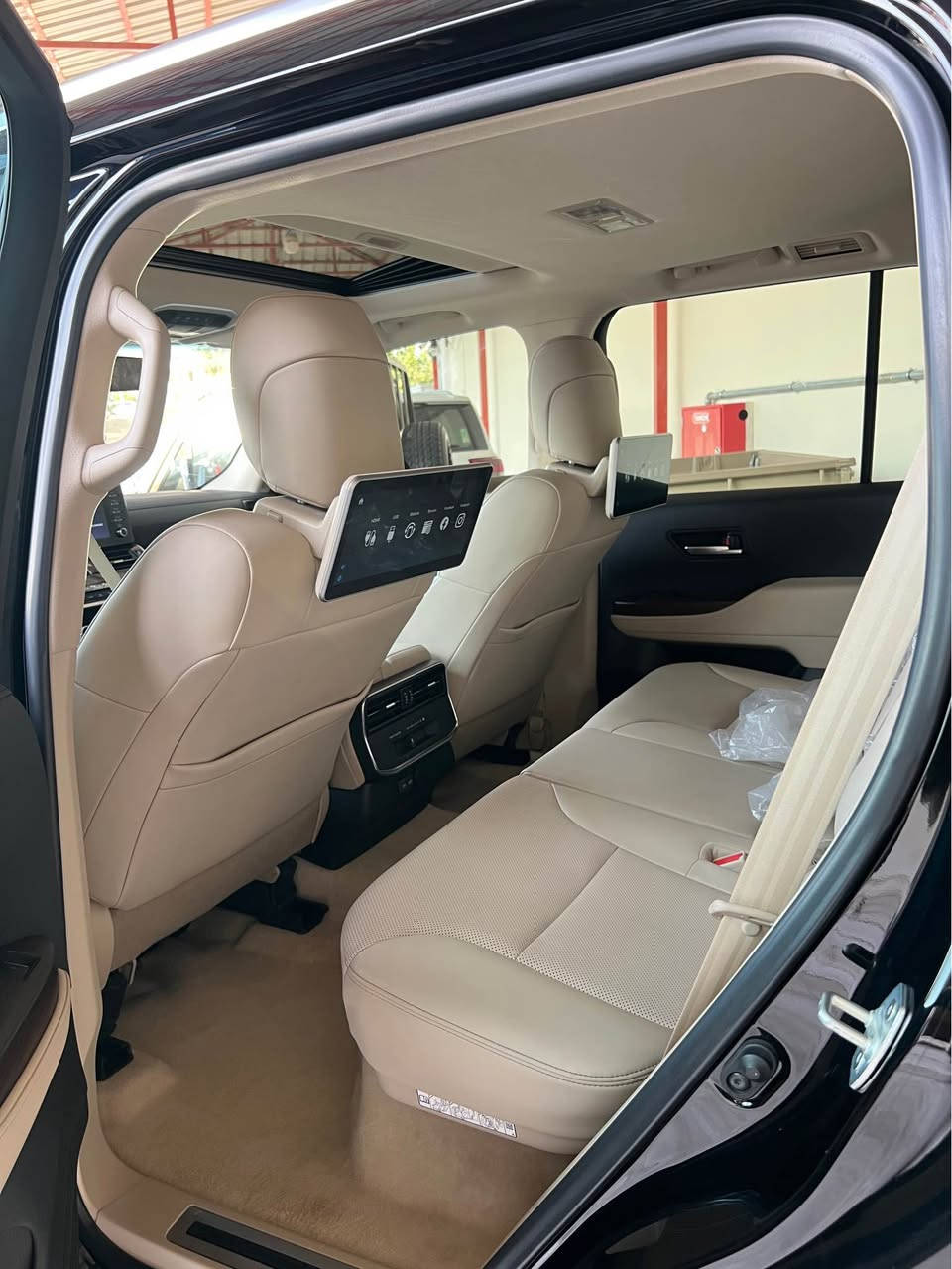 Toyota Land Cruiser 2022 GX-R 43.000 Km V6 4.0
تـــۆیــۆتــا لانــد کرۆزەر ٢٠٢٢
فوول فول مواصــفات تــۆیــۆتا عێراق  شەریکەی ساز
مواصفات GX-R فولی دەرەجە یەک
تەنها ٤٣ هەزار کم حەقیقی ڕۆشتووە
یەک دەستە لە سفریەوە لەسەر دەقی شەریکەیە 
دەعامی بۆ دەعامی هیچی پێوە نیە
بەصمە و شەغال و سڵایت،
کوشن جــلد  دوو کوشن کارەبایی
دوو کوشن تەبرید // ٣ مۆدی لێخوڕین 
٣ شاشە و کامێرای دواوە
 حاسەی پێش و دواوە
لایت لید و زینۆن و بلاجکتۆر 
تەبرید مەرکەزی برێک کارەبایی ئۆتۆ هۆڵد
سنوق شەفت بەخی ئاو سەلاجە 
ئاوێنە کارەبایی دەبڵ ئەکسل 
شوێن شەحنی مۆبایل ئاوێنە ئەخەوێ 
سەیارەکە زۆر تازەیە و نمونە لەجوانی
 هەموو گیانی لەسەر دەقی شەریکەیە
 ٤ تایەی بیلادی لۆکی لەژێرە 
هەموو سێرڤزی لە شەریکە کراوە
سەنەوی و رەقەم تازەیە بەناوی خۆمەوەیە
دوو بەصمە و هەموو ئەشیای بیلادی لەگەڵە 
گێڕ و مەکینە و کارەبایی و تەحویل و غرامە بەشەرت ناونیشان سلێمانی   *********** السليمانية, العراق
