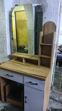 طاولة مكياج • مراية طولية • كرسي مرفق