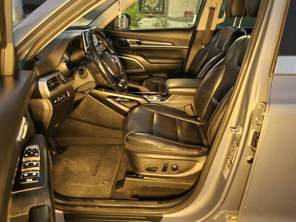 كياتيلورايد (Kia Telluride) موديل 2020 - واردأمريكي
​المواصفات العامةوالمحرك:
• ​المحرك: 6 سلندر (V6) سعة 3.8 لتر وقوة 291 حصان.
• ​الگير : أوتوماتيك من  6 سرعات.
• ​الكيلومترات : 119,889 
• ​أرقام بغداد (خصوصي) بأسمي تحويل ثاني يوم 
​المواصفات الخارجية:
• ​اللون: رمادي مميز (Dark Gray / Gravity Gray).
• ​فتحةسقف: فتحة سقف كهربائية.
• ​الإضاءة: إضاءة أمريكية LED مع كشافات وسلاسل DRL نهارية.
• ​العجلات: ويل كب  ألمنيوم مقاس كبير بتصميم رياضي.
• ​الحساسات: حساسات خلفية للركن.
• ​المرآة: مرايا جانبية كهربائية مزودة بإشارات تحذيرية.
​المواصفات الداخليةوالراحة:
• ​المقاعد: جلد أسود بحالة ممتازة جداً.
• ​التحكم بالكرسي: تحكم كهربائي لمقعد السائق.
• ​الشاشةوالترفيه: شاشة لمس حديثة ، مع كاميرا خلفية.
•  ​أنظمةالقيادة والأنظمة الذكية:
◦ ​نظام تحديد المسار (Lane Keep Assist).
◦ ​نظام منع التصادم / الفرملة التلقائية.
◦ ​نظام مانع الانزلاق .
◦ ​وضعيات قيادة متعدده (Drive Modes).
• ​التكييف: تكييف مركزي وكاله لكافة الصفوف.
• ​المساحة: 3 صفوف مقاعد (تسع لـ 7 إلى 8 ركاب) مع مساحة تخزين واسعة بالصندوق الخلفي.
​حالة والضرر :
• ​الجاملغ الأمامي الأيمن: به ضربة ومصلح
• ​البنيد (غطاءالمحرك): به ضربة ومبدل جديد
• ​باب السائق: ضربة صغيرة جداً (بحجم الإصبع).
• ​الجاملغ الخلفي الأيمن: تعديل على البارد بدون صبغ.
​مكان التواجد : البصرة شط العرب 
السعر : تواصل :*********** البصرة, العراق
