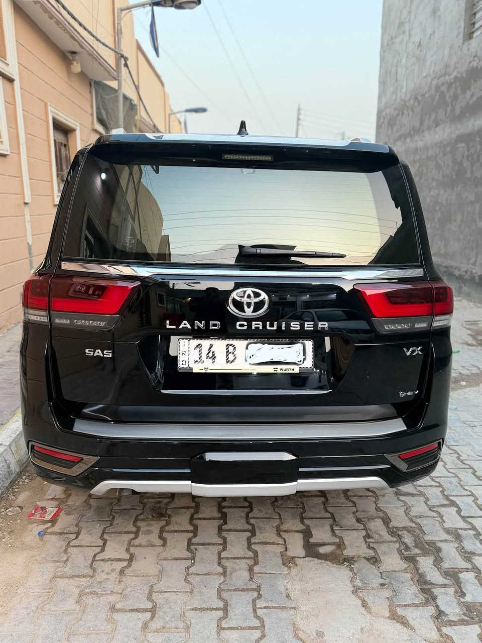 السلام عليكم للبيع لاندكروزر اللون اسود VX هايبرد  موديل 2025 ابواب شفط فول مواصفات السياره وكاله مكفوله شركة SAS السعر 88.000 $  وبيها مجال بسيط السياره رقم بصره. بسمي 
واتساب : ***********
