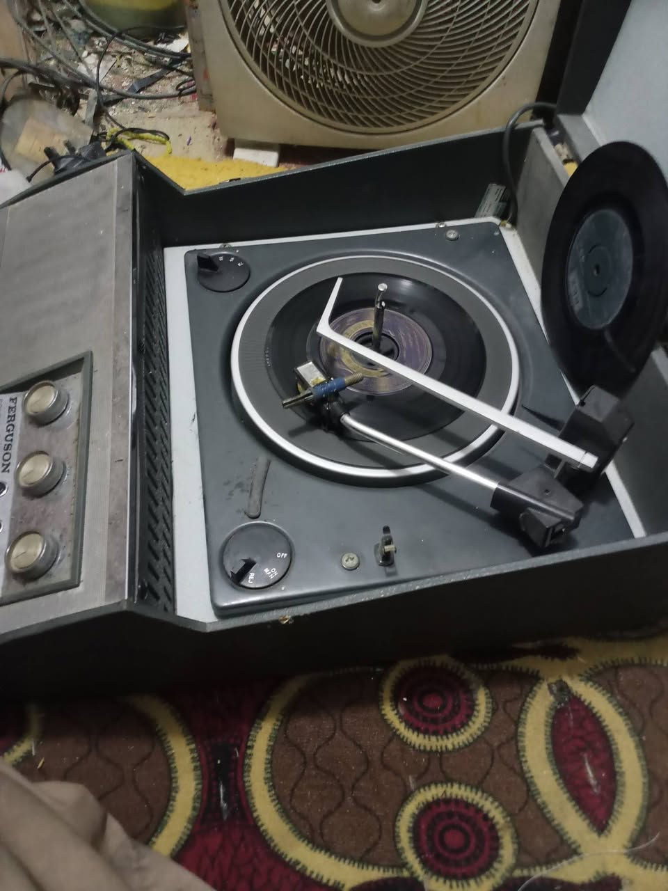 كرام صناعه انكلترا مع مظخم صوت واواكس شغال الصوت ناصي يحتاج ابره معه اسطوانتين وحده عربيه والثانيه اجنبيه السعر ٢٥ الف
