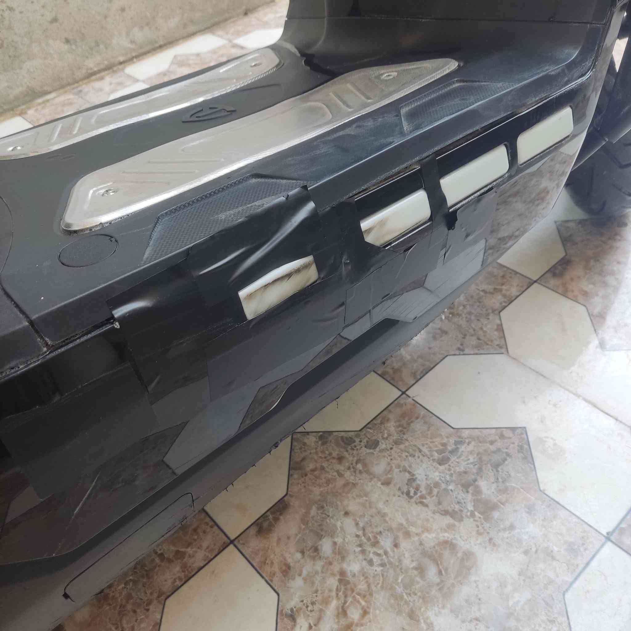 وحش الكون مستعمل شهر ونص تقريباً يمشيك 75 كيلو بالشحنة الكاملة سعروا مليون وبي مجال حك جيتك بي ملاحظات موضحه بالصور الجانب بي ضرر شوي وشغلتو بسيطه قطعه وتتبدل اذا تريد تبدلها تواصل *********** بي واتساب
