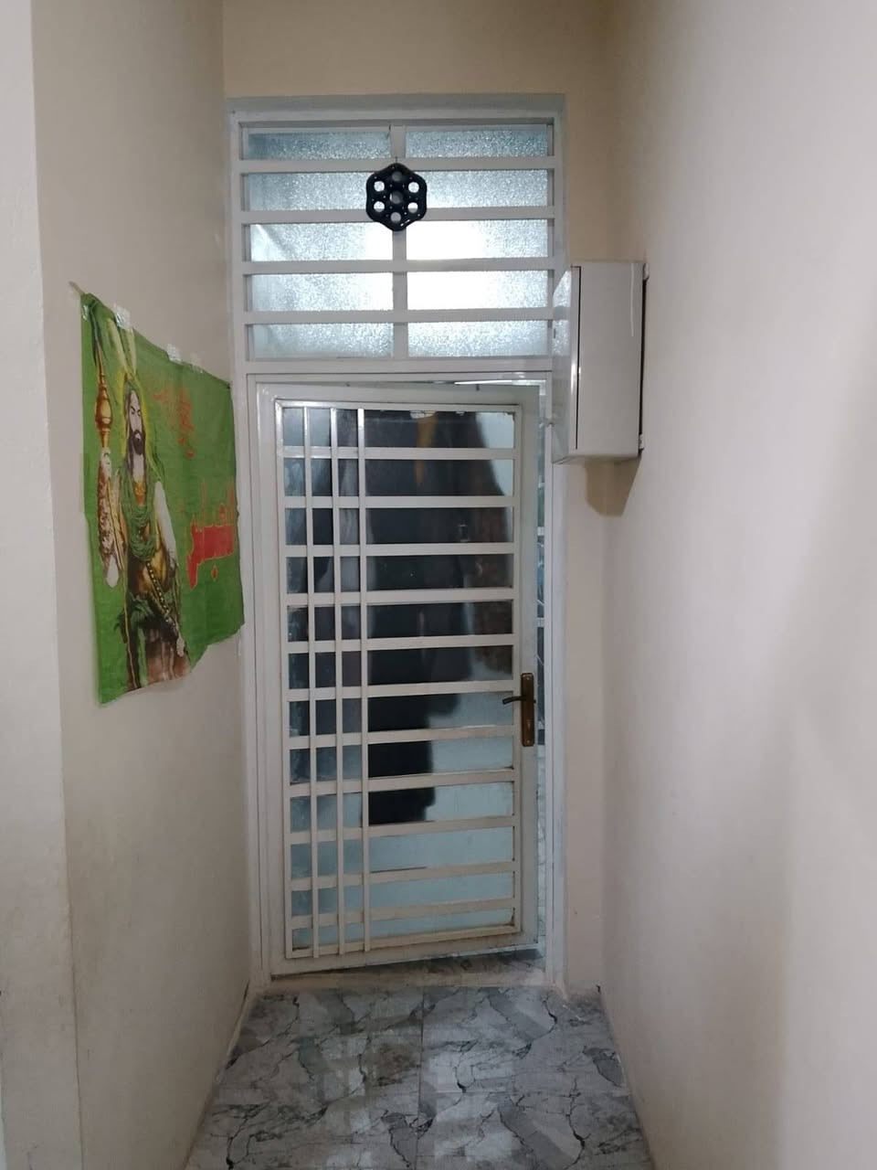 بيت ٥٠ متر ركن بناء صب درجه اولئ طابقين بناء سنه ٢٠٢٦ بناء جناي جديد كما موضح بالصور يحتوى على غرفة واستقبال وصحيات داخليه وخارجه
حي ميسان منطقه منطقه ٢٣

السعر ٨٠ مع المجال 

للاستفسار الاتصال ع رقم ***********
