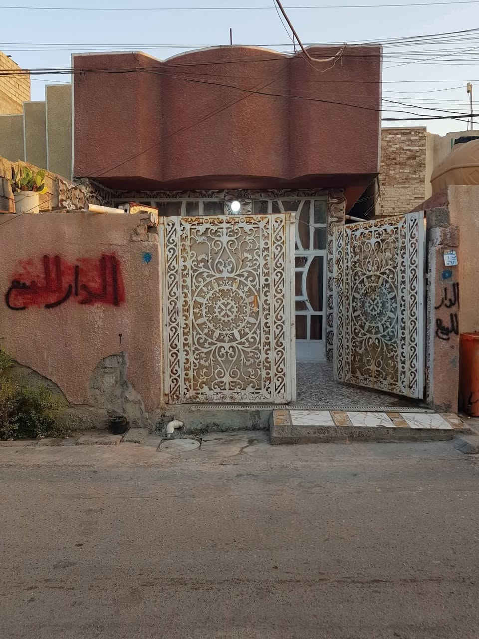 بيت البيع مساحته 👈120👉 متر قاط واحد👉 وكو غرفه فوك عوزها بس صب السكف مالها يصير قاط ونص غرفه نوم وستقبال ومطبخ وحولي وترك وكراج الرضيه سراميك الصطح مطبك شتايكر مجاري ريسيه كهرباء ماي سحب جاهز البيت👈 البناء بلوك👉 👈بلزراعي مال بيت ضيفان👉 ثاني فرع بلزراعي شارع مالته مفتوح👈 العنوان بغداد منطقت بوب الشام 👉جاي من القوس ع يدك اليمنه البيت كامل مكمل من كلشي جيب غراضك وكعد كبل بي 👈السعر 50👉 بي مجال 👉 ا مايرهم قصط ولا مقدمه حاضر فلوسه البيت ليريد يشوف البيت من داخل ومن خارج يدخل علي خاص ادزله مقطع فيديو مال البيت مصوره مقطع فيديو كامل اتصال برقمي او خاص عادي بي وقت *********** واتساب👉
