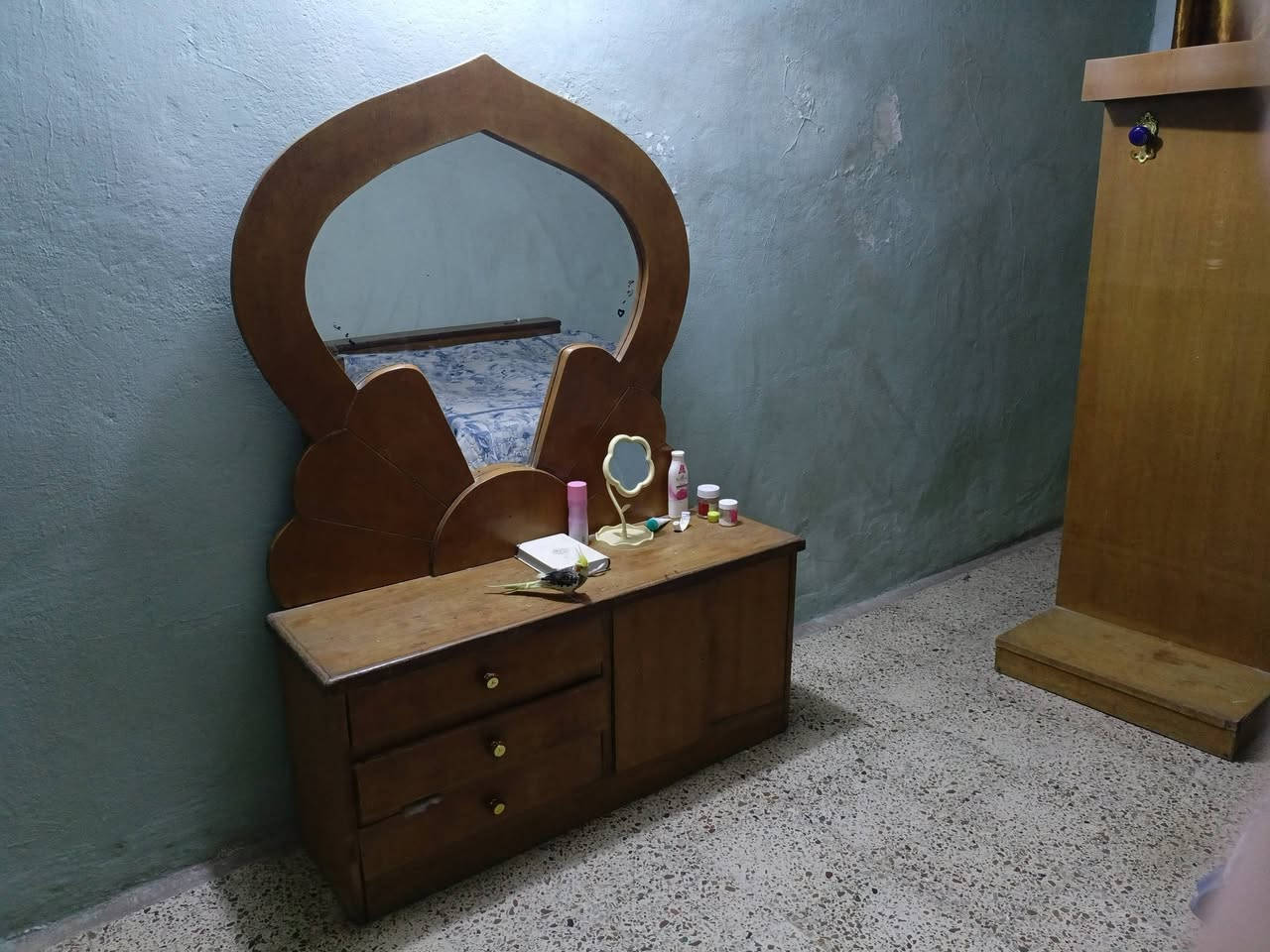 السلام عليكم
بغداد شعب
غرفة نوم للبيع مستعلمه 
سعر خاص
***********
