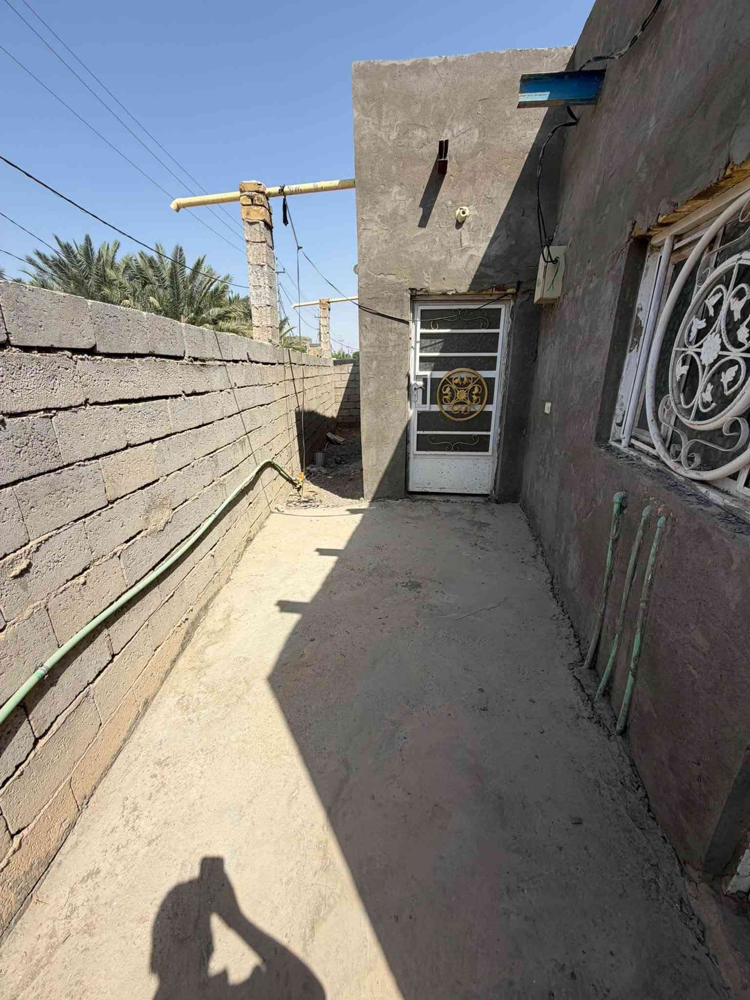 السلام عليكم بيت للبيع مساحه 130متر بي غرفه وصاله ومطبخ وصحيات يبعد عن شارع 150متر  تحويل مباشر عنوان طريق السنيه الرئيسي جهت الزوار السعر 21مليون استفسار تصال ع رقم ***********
