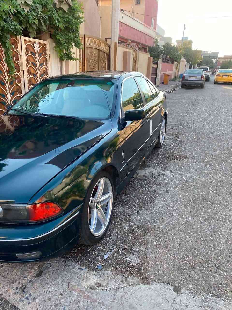 سياره بي ام صقر موديل 1996 صبغ عام فقط بي تكمه من جهة السايق معجون 
سياره فول مواصفات كشنات كهربائيه بنروسلايت شغال تبريد ثلج حجم 528 سعره 85بي مجال الكير بشرط محرك اوربي قبل سبوع شادله صفر سياره تحويل شرط باسمي تخم امامي خلفي كله جديد ايطارات جديده ويل m راديتر جديد اليوم شادله
