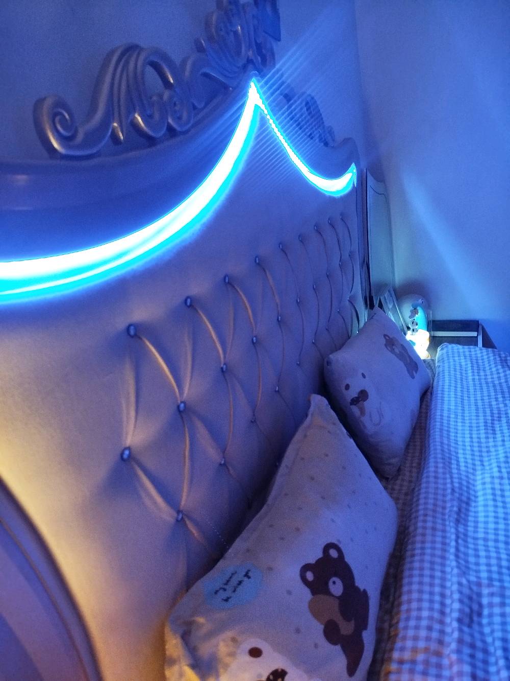 🛏️✨ للبيع – أثاث غرفة نوم 7 قطع  ✨ 
السعر قابل للتفاوض بالمعقول 🤝🏻 
الأثاث تم شراؤه قبل حوالي سنتين بسعر 2,500,000 دينار عراقي، وحالته حاليًا ممتازة ومحافظ عليه.تصميم نيو كلاسيك – مودرن عصري، محافظ عليه ونظيف استعمال شخصي فقط، والبيع بسبب تغيير الأثاث.تتكون من:
• 🛏️ سرير نفرين بتصميم أنيق مع إضاءة LED في الهيد بورد.
• 🗄️ 2 كومدينات
• 🚪 دولاب ملابس كبير بتصميم مميز ومرايا، عملي وواسع للتخزين.
• 🪞 تسريحة مع مرآة كبيرة وتصميم فاخر، تحتوي على أدراج وخزائن للتخزين.
• 🪞 مرآة طويلة مستقلة مع مجر خزن سفلي.
• 🛋️ شازلونج (Chaise Lounge)
• 🛏️ دوشك طبي نفرين هدية مع الغرفة.
شنو اسم/نوع الغرفة أو الشركة المصنّعة إذا موجود؟ وهل هي تركي لو محلي؟: 
تركي
هل القطع كلها شغّالة وزينة، خصوصًا إضاءة الـLED والدواليب والمرايا؟: 
نظيفه بحاله جيده
السعر نهائي لو قابل للتفاوض؟ وإذا أكو توصيل أو فك وتركيب، شلون يكون الاتفاق؟: 
قابل للتفاوض