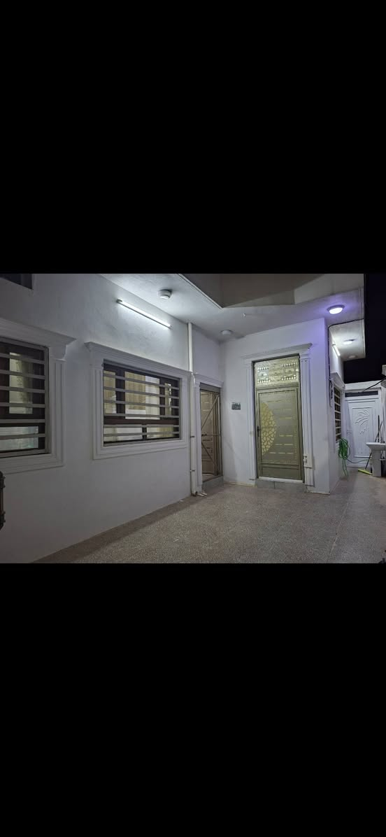 بيت للبيع
مكلف بالنشر
١٥٠ متر ركن
غرفتين نوم،مطبخ حار ومطبخ بارد،غرفه خطار ،هول ،منور 2 ،صحيات 2 داخلي وخارجي
بيت مرتب جدا 
دكت مركزي 

شارع خدمات ابو كرار قرب ماركيت صباح 
للاستفسار اكثر الاتصال بصاحب المنزل ***********
 السعر ٩٥ قابل للتفاوض
