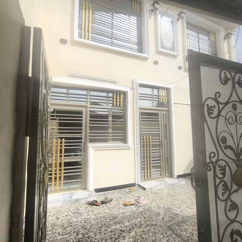 السلام عليكم بيت للبيع طابو مساحه ١٠٥ متر واجه٧ ونص  ونزال ١٤ يتكون من ٤ غرف نوم واستقبال ومطبخ وصاله وصحيات عدد٢ وتواليت خارجيه للاستفسار الاتصال على الرقم ***********العنوان الزعفرانيه  حي الامانه

