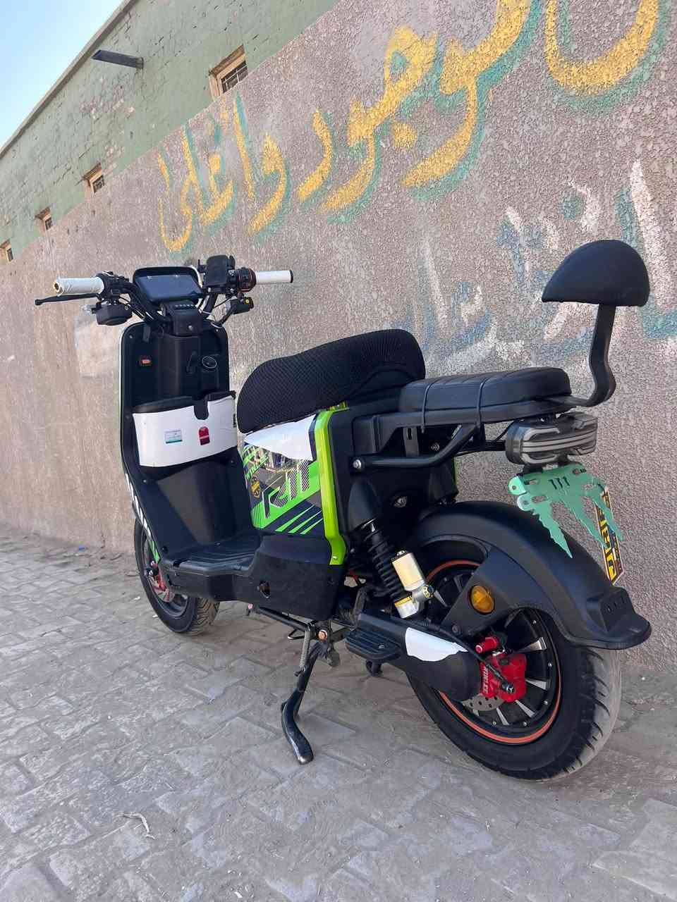 دراجة شحن R11 للبيع
عدد البطاريات 6 مو 5 تمش 50 كيلو واكثر 🔋رايح بيهة كتيبة وصدور 
دراجة كاملة مكملة سماعات كلوبات اشاير سرعة  سعر 525 وبيهة مجالل
***********
