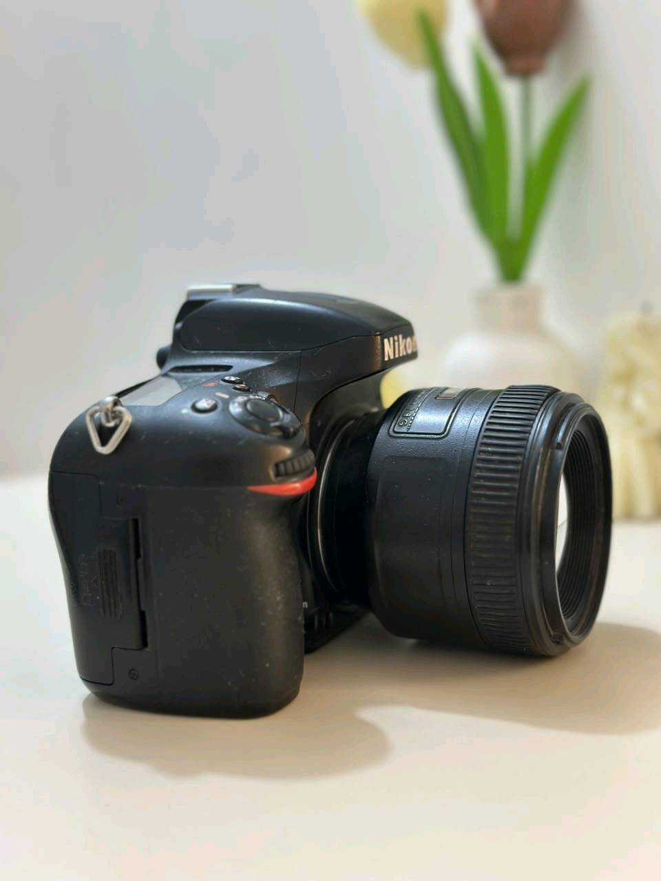 610 Nikon  (فل فريم)
​حالة الكاميرا: (نظيفة جداً / بدون خدوش أو عيوب)
​عدد الشتر: (75 الف)
​🔹 العدسات المرفقة مع الكاميرا:
​عدسة 50mm 1:8f  و عدسة 85mm 1:8f
​عدس
​🔹 الملحقات:
​بطارية أصلية.
​حزام الكاميرا (الستراب).
​​💰 السعر: (اذا فقط البدي 650 مع عدسة 50mm  واذا مع العدستين ف السعر يكون 1مليون 📍 المكان : الديوانية 
📞 للتواصل: (***********)
​الكاميرا مكفولة ومشروطة، وتكدر تفحصها وتجربها براحتك قبل الشراء.