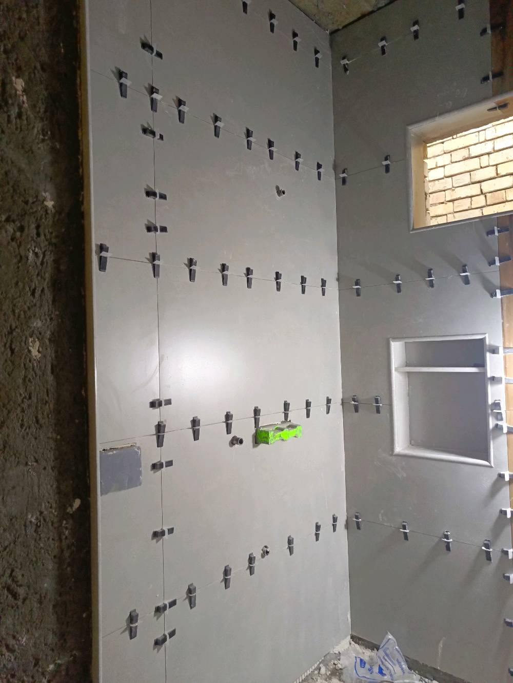 كادر تغليف جدران وارضيات عمل هندسي درجه اولى بادارة ابو مصطفى ***********
أستاذ أبو مصطفى، بأي محافظة/منطقة متوفرين حتى الزبون يعرف إذا تخدمون بمكانه لو لا؟: 
بغداد
شنو أنواع الشغل اللي تسووه بالضبط غير تغليف الجدران والأرضيات: حمامات، مطابخ، واجهات، أدراج، وشاورات؟: 
جبس بورد اصباغ وديكورات 
هل تشتغلون بكل أنواع الكاشي والبورسلين والرخام، لو عندكم مقاسات/أنواع محددة تفضّلوها؟: 
كافة المرمر والسيراميك والكاشي والبورسلان وتغليف الدرج 
التسعير عندكم شلون يكون: بالمتر لو حسب نوع الشغل والتحضير، وهل السعر يشمل المواد لو بس الأجرة؟: 
الاسعار اذا بالمتر من 10 فما فوق واحيانا حسب الكمية وحسب نوع الشغل يكون تسعيرة بمبلغ محدد 
أكو ضمان على الشغل بعد التركيب، وإذا أكو شكد مدته؟: 
العمل ظمانه الجودة وراي الزبون اقل مدة زمنيه اسبوع وحسب كمية العمل اقل او اكثر 