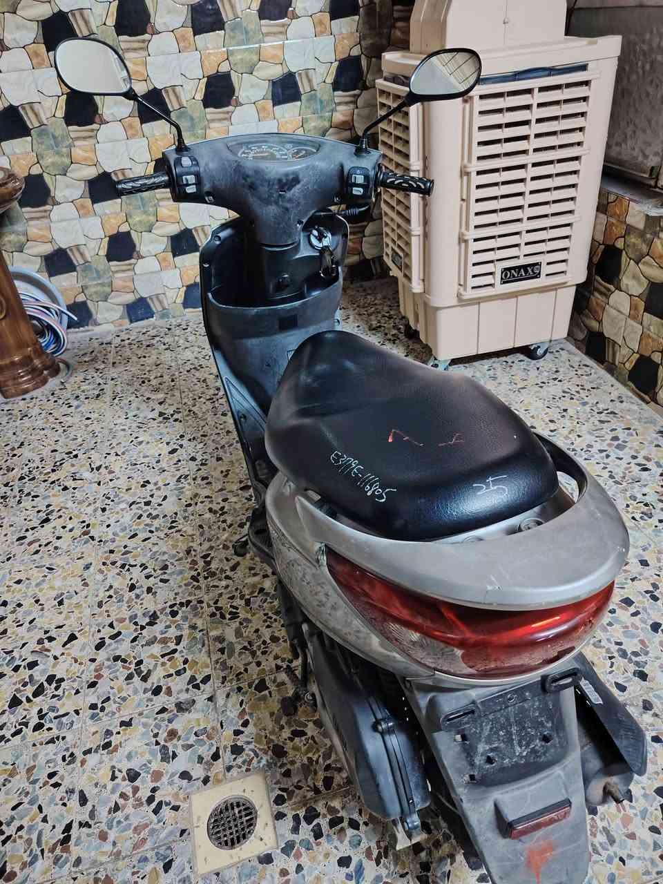السلام عليكم
بريز لايت جوا
دراجة نضيفة ما صارلها ٤ اشهر من نزلت من الرمبة
كلشي بيها بلادي ما عدا الكابريتر مبدل

***********
بغداد _ البلديات
