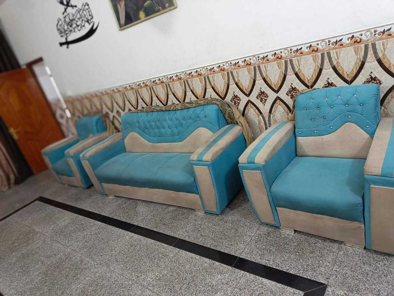 السلام عليكم تخم للبيع مابي اي ضرر نضيف جدا السعر ٤٠٠ وبي مجال بسيط عنواني الغزاليه شارع المركز للاستفسار اكثر الاتصال على الرقم ***********بي وتساب
