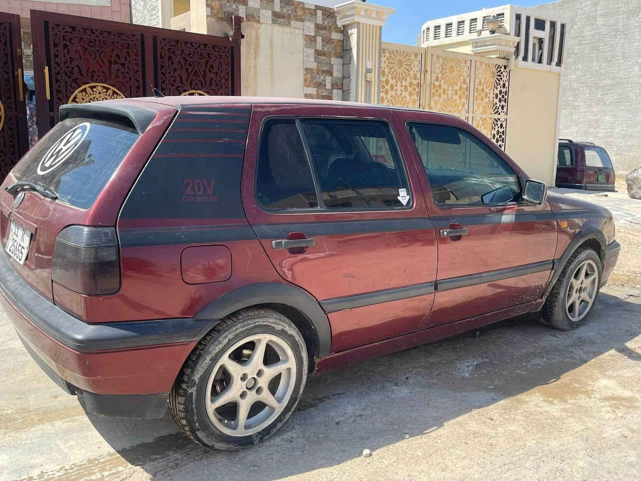 السلام عليكم سياره كولف موديل 1993 محرك 0.8 كير اوتماتيك محرك وعقل وضفيره جدد قبل فتره شديتهن كير اوتماتيك الكير شرط لا عته ولا تاخير  فلتر  ودهن الكير  اصلي بدلت قبل شهر سياره معمر بيها دوسات جوه لباب فقط دشبولها كله شغال من كيجات واضويه داخلها جديد عندي قماش قماره شويه نازل من جنطه  سياره قطره خياس ما بيها و تبريد بدلت بور برن كمبريسر وراح الغاز شرط بس تشحنه سياره بيها جلح بل قماره وبنيد رقم دولي باسمي سعر 45 وبيها للعلم سياره حتى ما غاسلها مبينه بصور رقمي *********** حسين او مراوس
