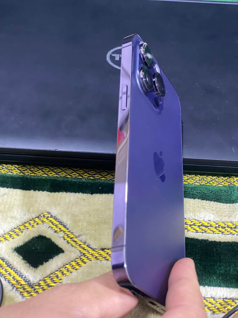 ايفون 14برو ماكس 
ذاكره 256
بطاريه 93
العنوان البصره خور الزبير 
للاستفسار ***********

نص مكتوب في الصور:
- ١٢:١٦ ٥٤ حول > الاسم iPhone إصدار iOS 26.5 < اسم الطراز iPhone 14 Pro Max رقم الطراز MQ9X3TA/A الرقم التسلسلي JXPCQ3QT3D . الأغاني . الفيديوهات ١ الصور السعة ٢٥٦ غ.ب. متوفرة ٢٣٥,٨٨ غ.ب. عنوان Wi-Fi F4:21:CA:6A:9F:82 Bluetooth F4:21:CA:6A:F1:BD البرنامج الثابت للمودم 4.51.04 < SEID
- ١٢:١٥ ٥٤ حالة البطارية والشحن كما هو الحال مع البطاريات القابلة لإعادة الشحن، بطارية الهاتف قابلة للاستهلاك وتصبح أقل فاعلية مع الوقت. معرفة المزيد... الحد الأقصى للقدرة ٩٣٪ هذا قياس لقدرة البطارية مقارنة بقدرتها عندما كانت جديدة. قد تتسبب القدرة المنخفضة بتقليل ساعات الاستخدام بين عملية الشحن والأخرى. أقصى قدرة للأداء ستساعد الأنظمة المضمنة في النظام والمكونات في تخفيف آثار الأداء التي قد تلاحظها أثناء التقدم الكيميائي في عمر بطارية iPhone. شحن البطارية المحسن للحد من استنزاف عمر البطارية، يتعلم الـ iPhone من عادات الشحن اليومية، بحيث ينتظر ولا يتجاوز ٨٠٪ حتى يحين موعد حاجتك إلى استخدامه.