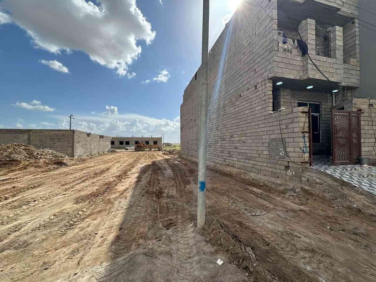 السلام عليكم 
قطعة للبيع 17 الف / قربه على شارع 60
100متر 5*20
بصف الركن 
نضيفه وجاهزه البناء 
***********

نص مكتوب في الصور:
- القطعه ١
- شارع 60
- الجامعه الاهليه