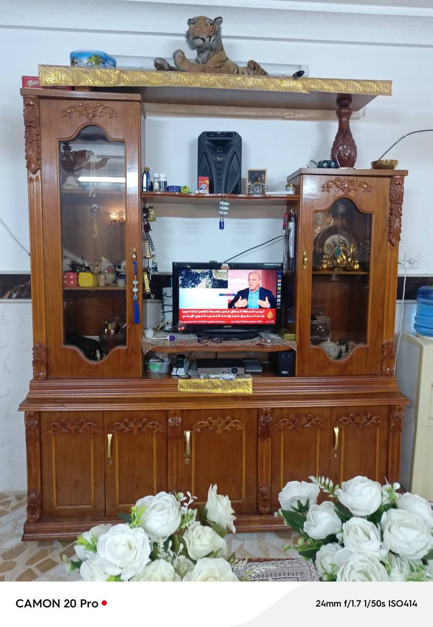 بوفية رقم واحد خشب اصلي شغل موصل صاج اصلي 
السعر ١٥٠ وبيها مجال العنوان موصل حي التحرير ج ***********
(***********)
