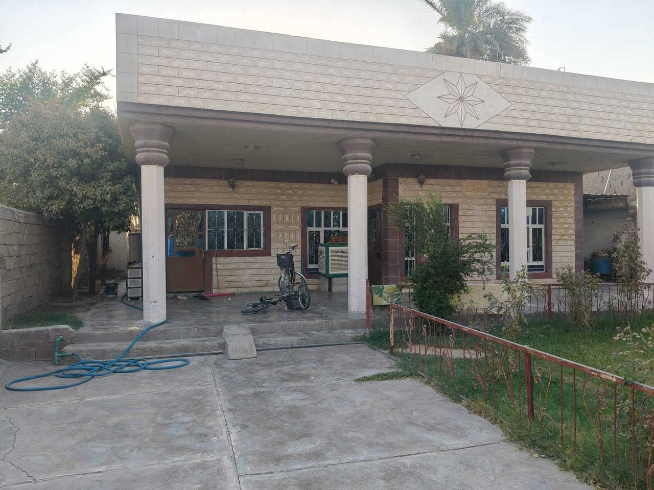 دار للبيع الهرونية منطقة أمام طالب
يتكون من غرفة نوم 2+ استقبال+هول+مطبخ+مجمع درج) مي مجارج كهربا  كامل من كل شي ‏(حديقة )ممرات داير البيت للتواصل‪***********‬
