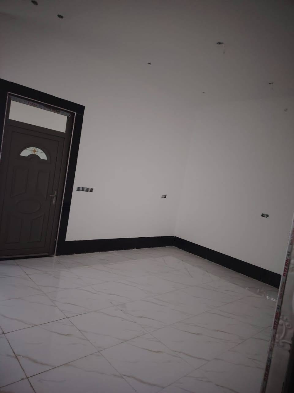 بيت للبيع في حي الحشد او (مراوس بقطعة في البوابة )  مساحه 140 متر غرفة واستقبال وصالة ومطبخ وصحيات سيراميك  /خدمات كاملة للاستفسار/***********
