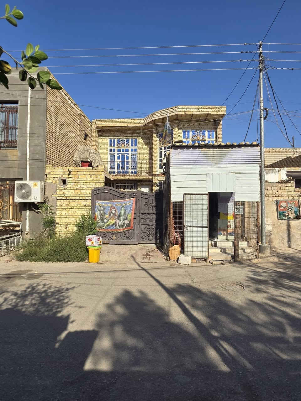 بيت 🏠 للبيع مساحه 160طابو مقابل ساحه اسواق. بيه خير من الله
مبني استقبال ومطبخ وصاله مفتوحه و4 غرف + صحيات فوك وجوه  العنوان  العوفيه سايدين ابو رمانه بظهر حسينه الحوراء زينب قرب مدرسه الغدير *********** ما متواجد ع فيس
