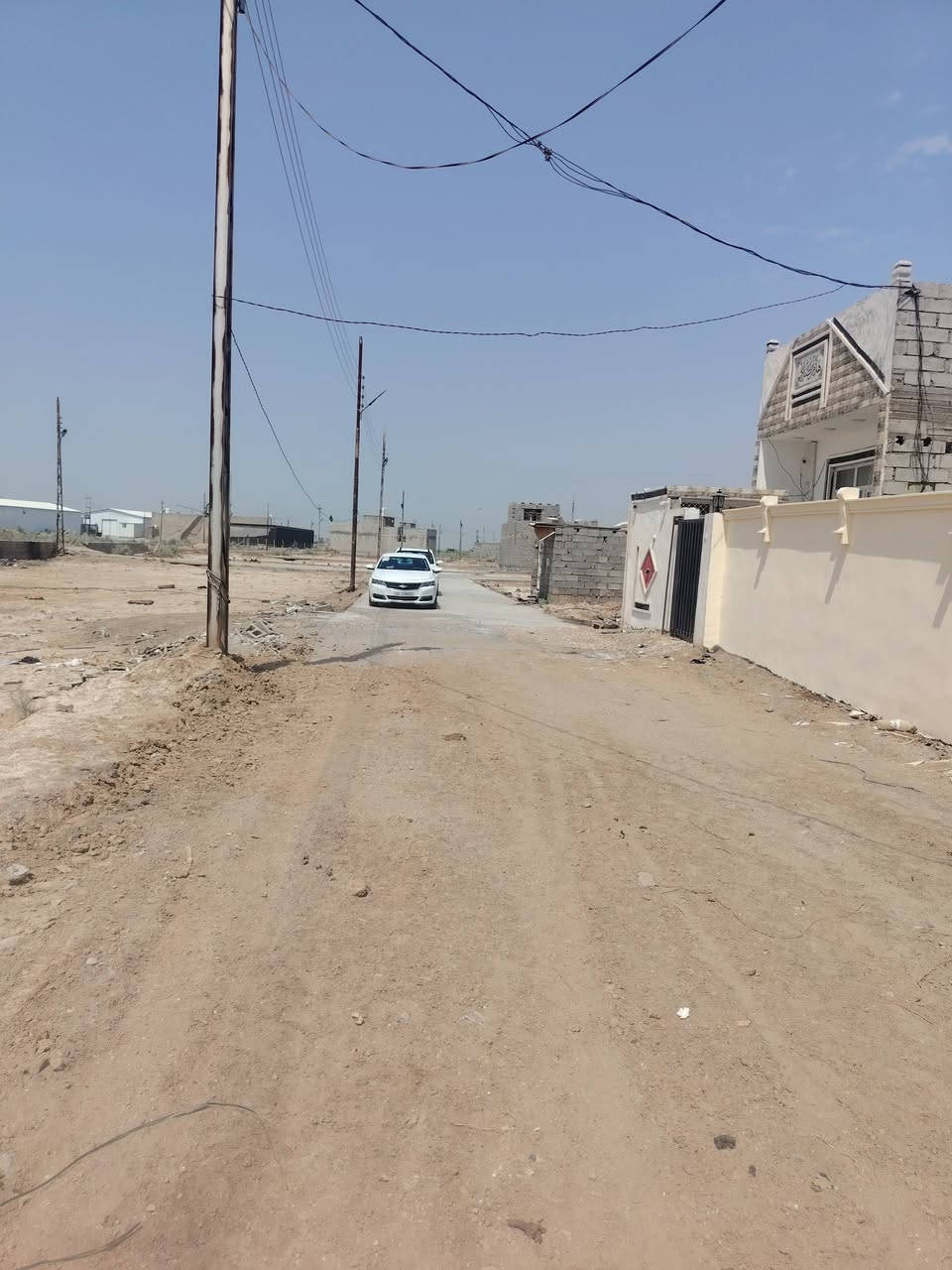 أرض المساحه ٤٠٠ متر مبني منها ٨٠ متر باقي ٣٢٠متر خدمات كامله البيت حديث البناء دوره الباويه الدخول إلى البيت من الشارع الجديد السعر ٦٠ مليون وقابل للتفاوض *********** مكتب الاخوين
