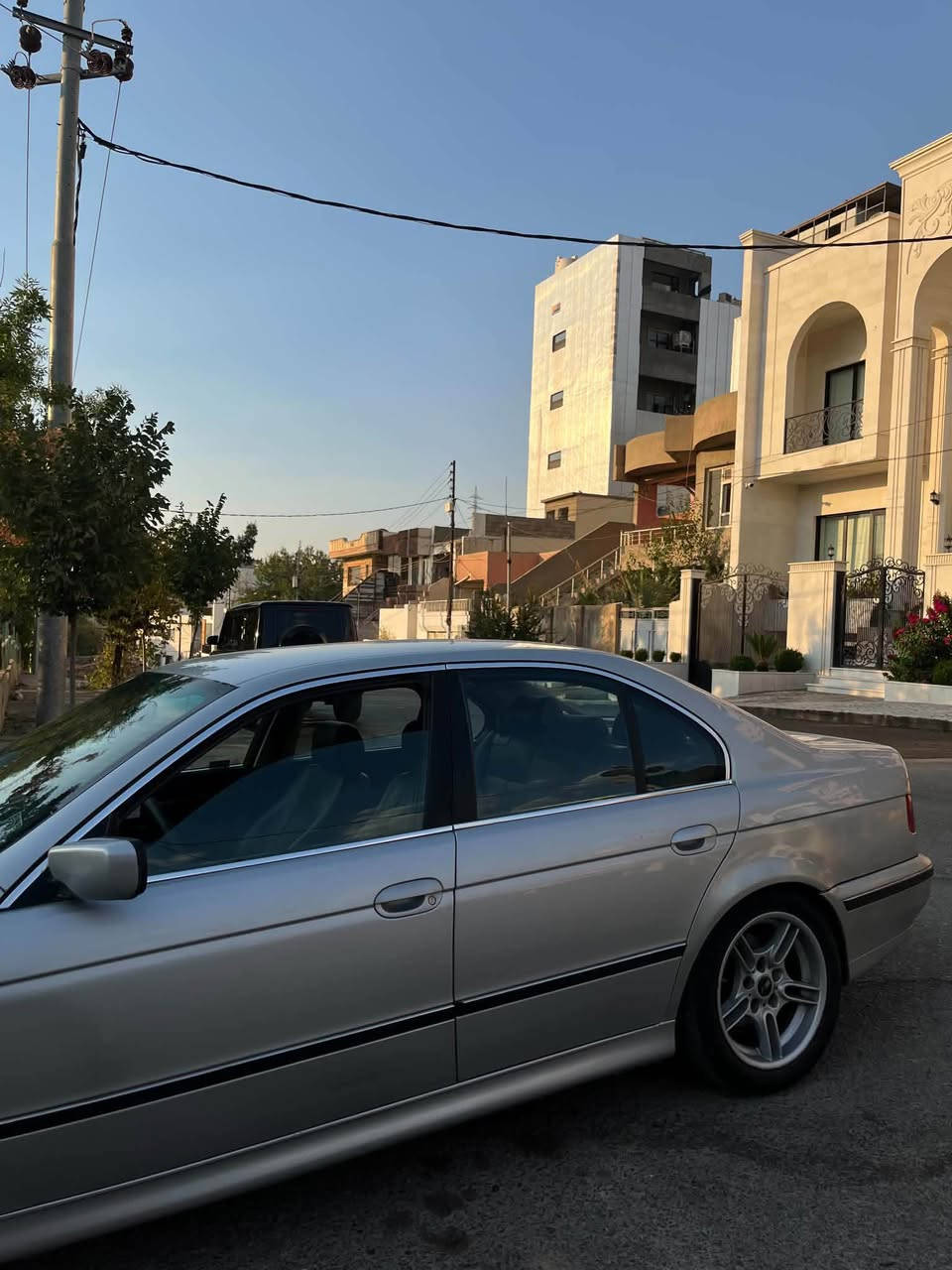 بیئێم سەقەر e39
مۆدێل ۲٠٠٠ 
مەکینەی ٥۲۸ ی دەبڵ دیجیتاڵ 
مواسەفاتی کوشن جڵد و سیاحی و هیتەر 
سوکان ئێم و ڤۆلیۆم و تەحدید سرعە
ناو فۆرمیکا
لایتی ئەڵقە و عەدەسە
تەبرید سارد و گەرمی لەسەر سویچ
بۆیخێ سەخف و حیزام بە شەرت
نرخی ٦٣ گەڵاو مەعامەلە
***********
واتسئەپی لەسەرە
شوێن پیرەمەگروون
*********** السليمانية, العراق
