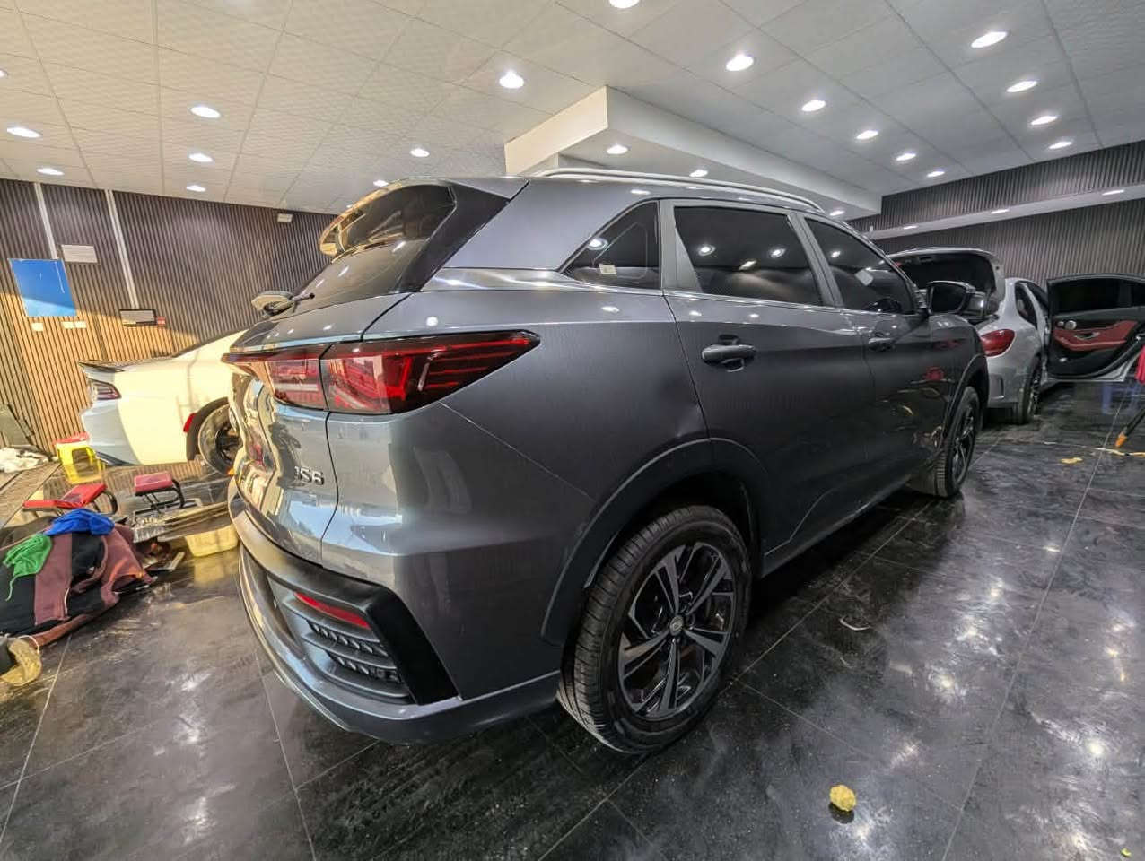 جاك JS6 خليجي فل اوبشن وكاله الأمارات
قطعه واحده صبغ الباب خلف السائق تجميلي بدون حادث 
بصمه بنوراما شاشه 5 كامرات ومواصفات اخرى 
الموقع / البصره 
التواصل / ***********.  /***********
وات ساب
السعر / 130 وفيها مجال
