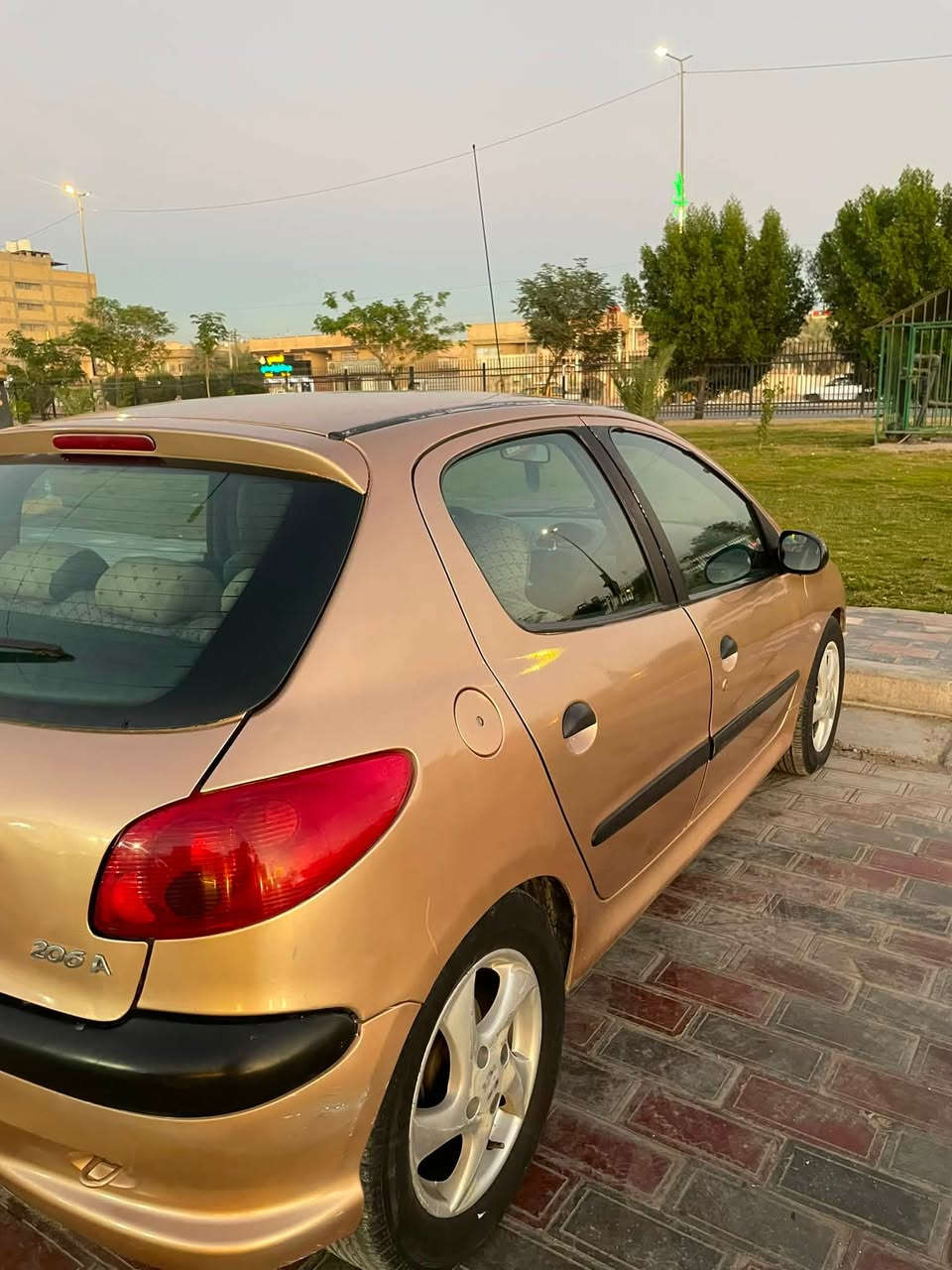 السلام عليكم
بيجو 206 موديل 2004
 رقم بغداد مشروع وطني مصبوغه عام للجماليه
السياره اكو خلل بل كير مالتها يرجع نمره 
اني مبدللها صدر وحداديه امامي خلفي وعبوه مال فيت بم بلكات نوزلات كلهن جدد 
السعر28 
مكانها كربلاء 
***********
