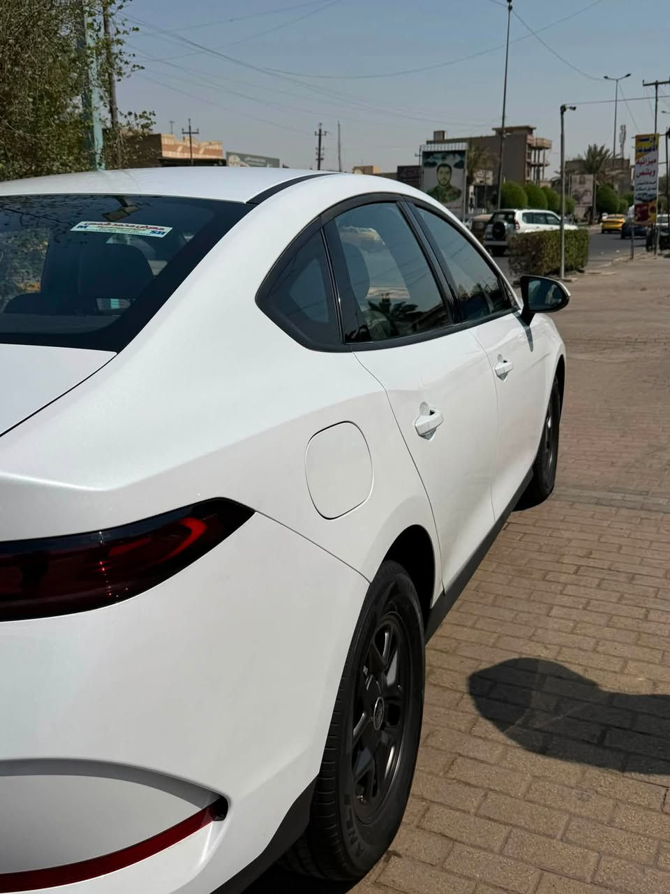 السلام عليكم
Byd كن بلاص داخل زيتوني 
الموصفات العادية 
ماشية 9 الاف. وقابل للزيادة 
مرقمه بغداد 
كاعيات 
شاحنه اساور اصلية 16 امبير 10 متر بيها ضمان سنتين 
السيارة حالتها نضيفة جدا بيها زلغ نص اصبع موضح بصوره
مكفوله من كلشي 
سعر 19.600دينار 
بيها مجال بسيط جدا حك الجية 
رقم التليفون *********** 
تواجد السيارة بغداد
