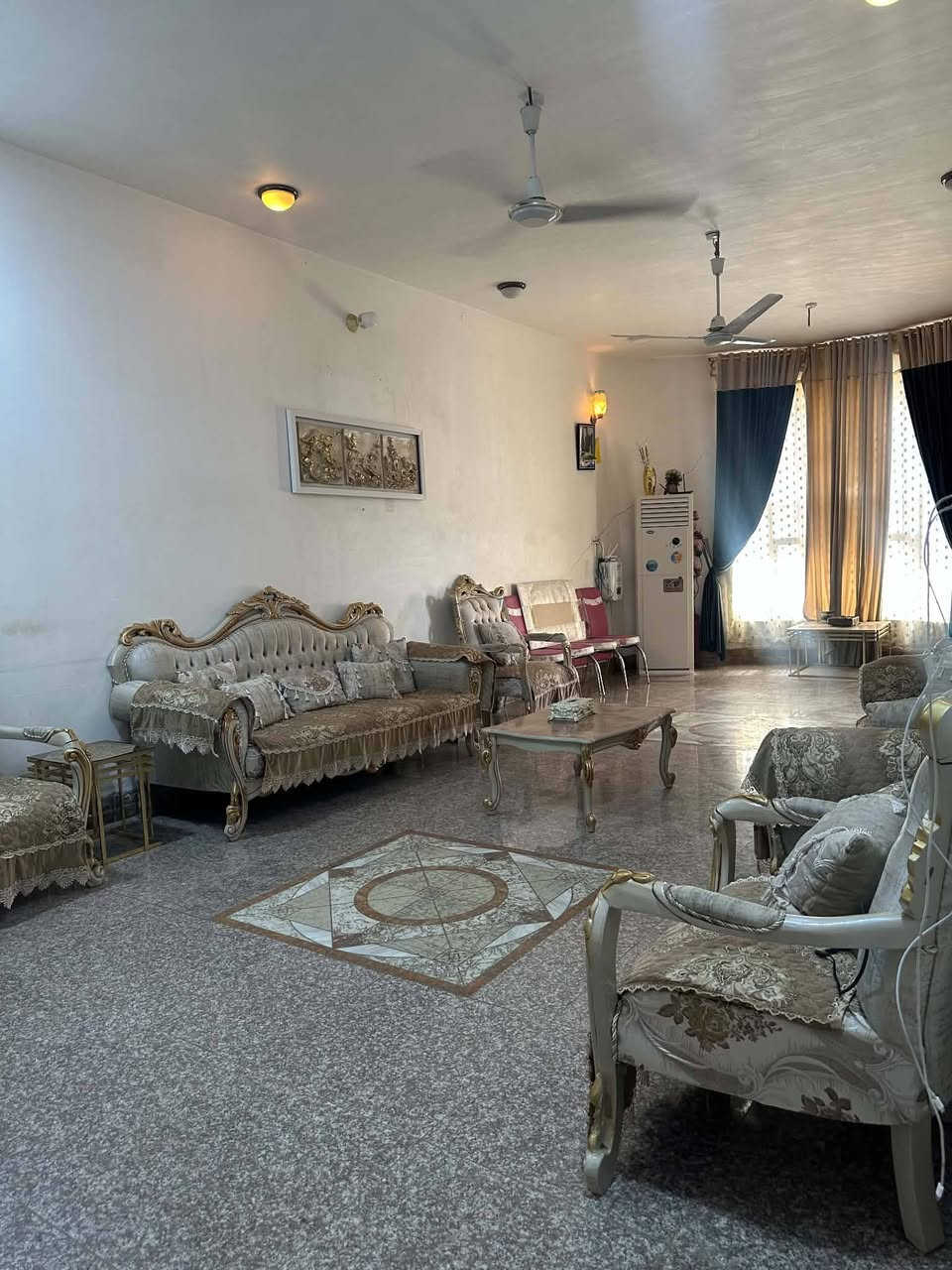 السلام عليكم الدار للبيع المساحه 360 متر طابو زراعي سند 25 تحويل مباشر بأسم المشتري بناء حديث طابوق السقف صب كونكريت درجه اولى الدار طابقين ثلاث غرف نوم+صاله+ ستقبال و مطبخ حار و بارد و مجمع صحي خارجي وداخل وطارمه وممرات داير البيت وحديقه الموقع خلف بيت أستاذ خالد أبو المعهد على ربيانه الشارع 7متر تبليط أي استفسار إتصال على الرقم التالي واتساب ***********

