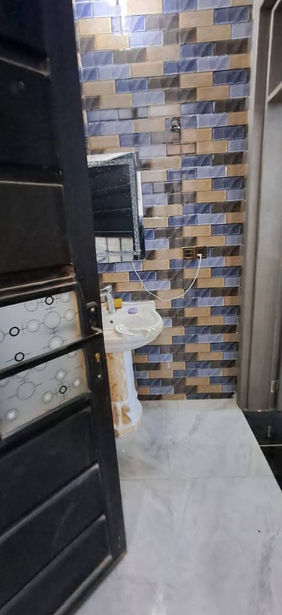 🔥مشتمل 150 متر للبيع في الفلوجة ⚡

📍 حي الضباط الرابعه 🏠

✨ تفاصيل العقار :
🔹طابق واحد بناء طابوك حديث غرفة نوم وملحقاته. 
🔹 المساحة: 150متر وجه 7.5 ونزال 20 .
🔹 السند: طابو صرف (ملك) بأسم شخص واحد. 

📌 مميزات الموقع:
✔ الخدمات متوفره/ماء + كهرباء + مدارس قريبة. 
✔ منطقة هادئة من ناحية سكن 
✔️موقع ممتاز ومرغوب جداً 

💰 السعر: 125 مليون وبي مجال. 💵

📞 للتواصل والاستفسار
***********
