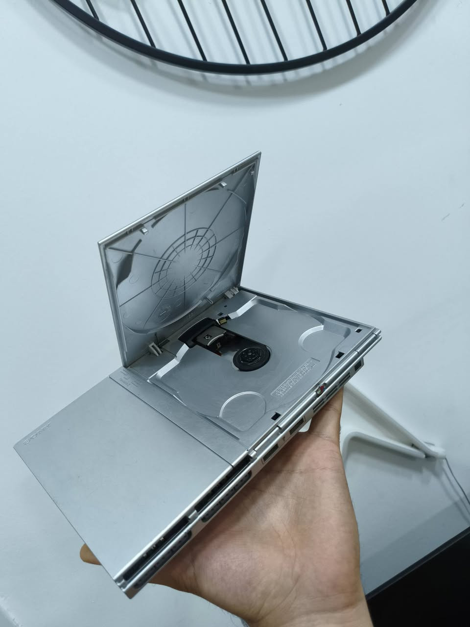 Playstation2 silver edition
بلي تو سيلفر كله بلادي ممصلح ممفتوح بعده بليبل الشركة 
مهكر وجاهز شغل والعب 
نظافة جيدة 
ويا يدات 2 
فلاش 
ميموري 
كيبلات جاهزة 
السعر 70 الف مع التوصيل 
عنواني حلة 
***********
