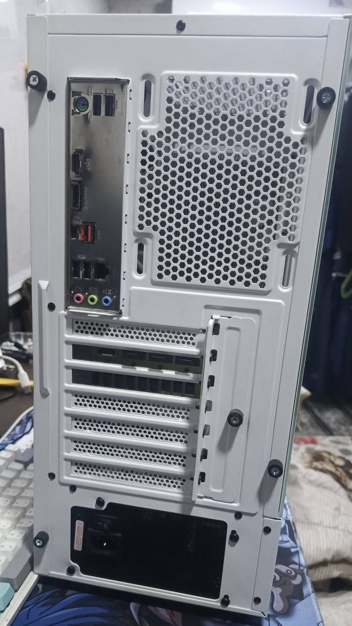 🖥️ للبيع | PC Gaming
🔹 المواصفات:

• CPU: Intel Core i5-14400F (Tray)

• Motherboard: Gigabyte B760 DS3H DDR4

• Graphics Card: Gigabyte GeForce RTX 5060 Eagle Max OC 8GB

• RAM: XPG 16GB (2×8GB) DDR4 3200MHz RGB D35G

• SSD: XPG SPECTRIX S65G NVMe M.2 1TB

• SSD: M.2 NVMe 512GB

• CPU Cooler: DeepCool AG400 White

• Power Supply: Huntkey GX650 Pro 650W 80+ Bronze

• Case: Thermaltake S200 TG ARGB White

✅ ضمان شركة النبع ✅ 
نضافة ٩٩٪

━━━━━━━━━━━━━━

✅ التجميعة نظيفة وجاهزة للاستخدام. ✅ مناسبة للألعاب، المونتاج، التصميم، والاستخدام اليومي.

💰 السعر: 1,250,000 

اي سؤال ببالك تعال واتساب 
***********
