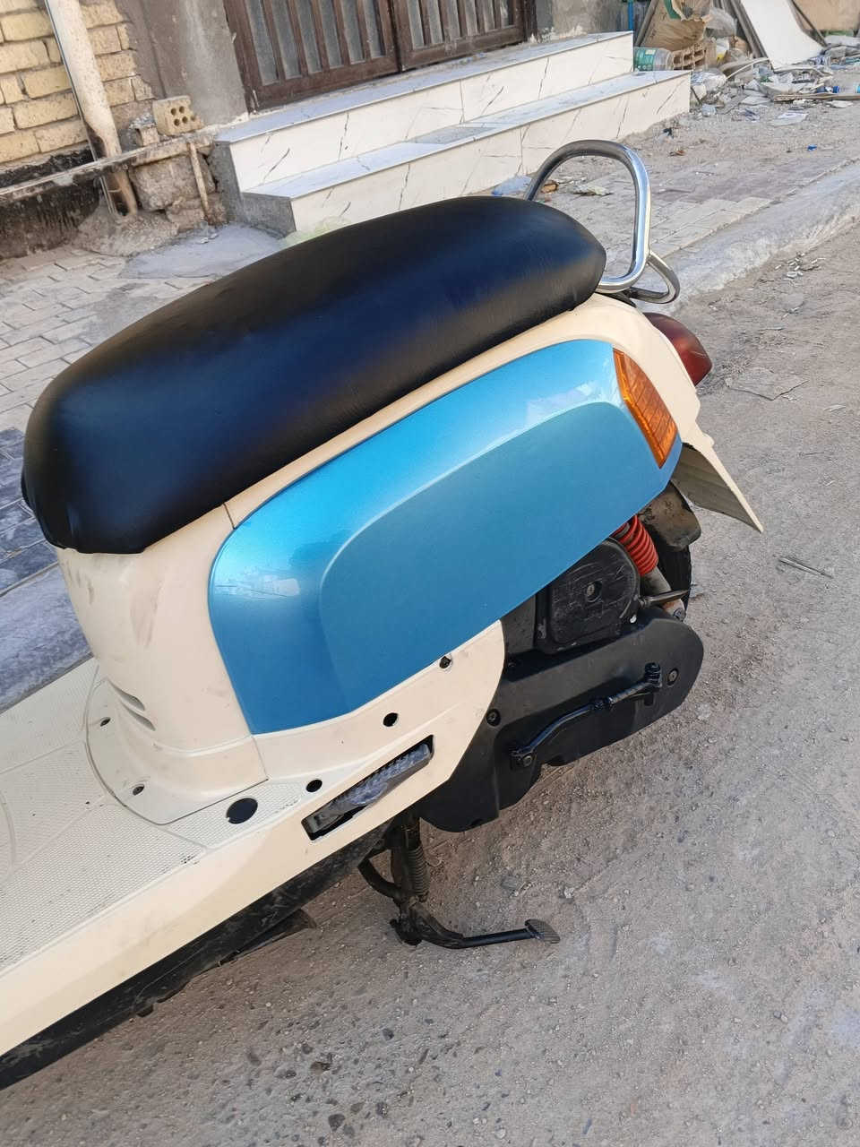 السلام عليكم دراجه بوليسي حاويه صارلها 15 يوم من طالعه من المعرض اشتريته بمليون 75 وعارضها 950 دراجه تخبل تاخذها تكلي رحمه الله والديك المعلومه دراجه داخل اسود بس اني صبغته كريمي للجماليه الاتصال ***********
