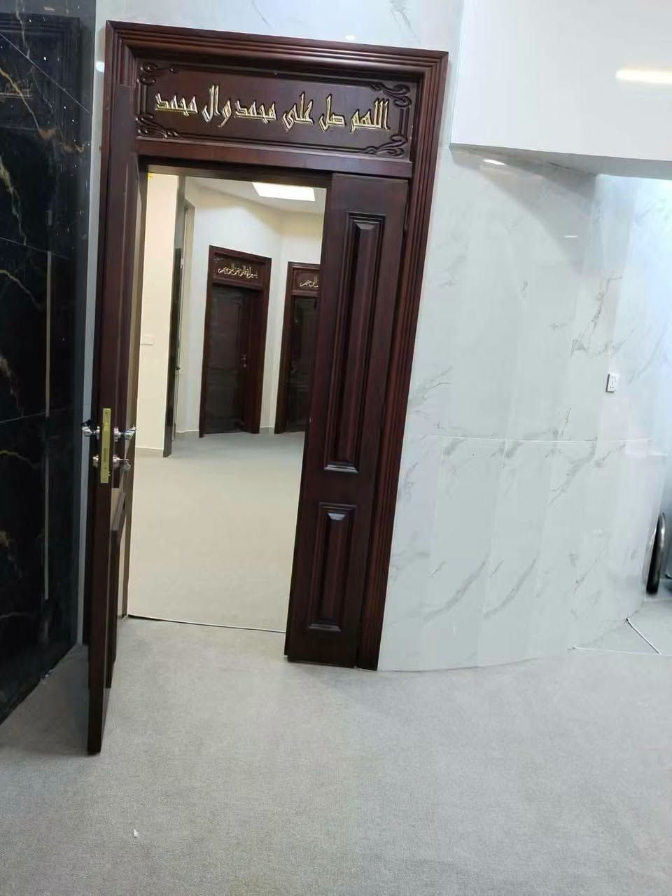 حي الحكم للبيع 
بيت طابو صرف مطلوب اسكان
بيت العمر  بناء درجة اولى
المساحة ٢٠٠ متر 
الموقع حي الحكم 
خلف التجاري مباشر
اول فرع بشارع صيدلية زمزم
يتكون البيت من 
٢ غرف نوم و صالة ومطبخ وبراني ومطبخ حار وبارد وصحيات وطارمة و صالة كبيرة فوك تفتح على ثلاث غرف للمستقبل لمن يريد بناء طابق ثاني 
.. البيت حديث بناء سنه ٢٠٢٤ بناء شخصي وبدرجة اولى

.. ابواب وشبابيك المنيوم بورسلين درجة اولى ديكورات درجة اولى..
مطلوب للاسكان ٦٠ مليون شهريا ٢٤٥
باليد ١٥٥ مليون 
السعر  الكلي مع الطلب ٢١٥ مليون 
للاستفسار اكثر 
***********
***********
