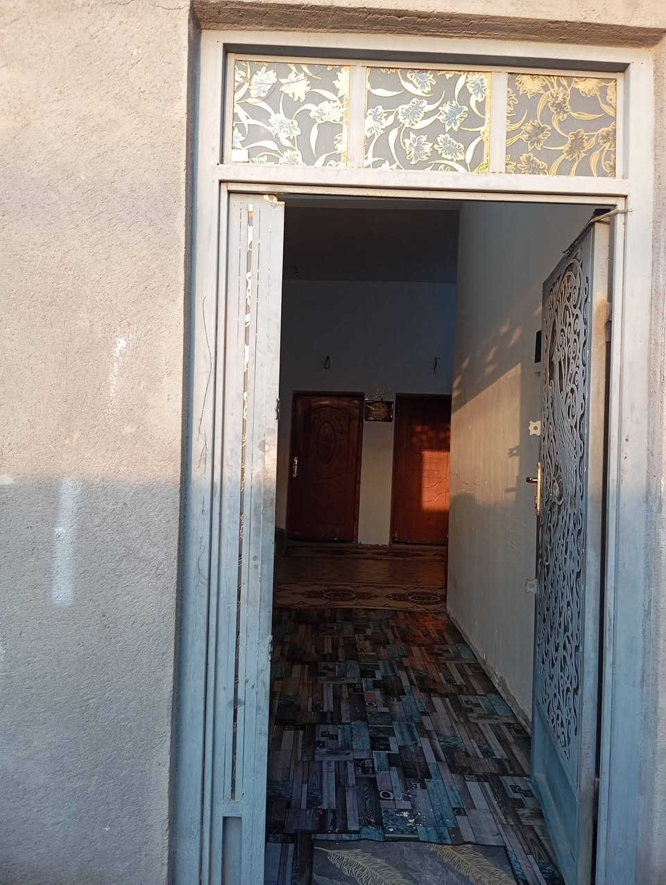 السلام عليكم بيت للبيع مع حديقه المساحه ٤٠٠متر متكون من قرفتين وصاله ومطبخ  واستقبال وصحيات خارجيه وداخليه المكان على طريق أبو الماش نهايت السايدين متوفر خدمات أساله بل باب كهرباء وسحب سعر 43وبي مجال باقي تفاصيل ***********//***********
