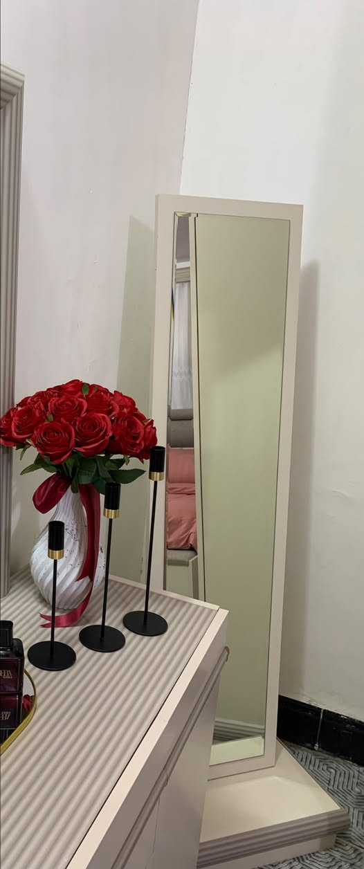 مراية طويلة اريد ابيعها بسعر ٥٠ جديدة بدون ولا شخطة خشب الأصلي الي يريدها يتواصل وياي ***********
